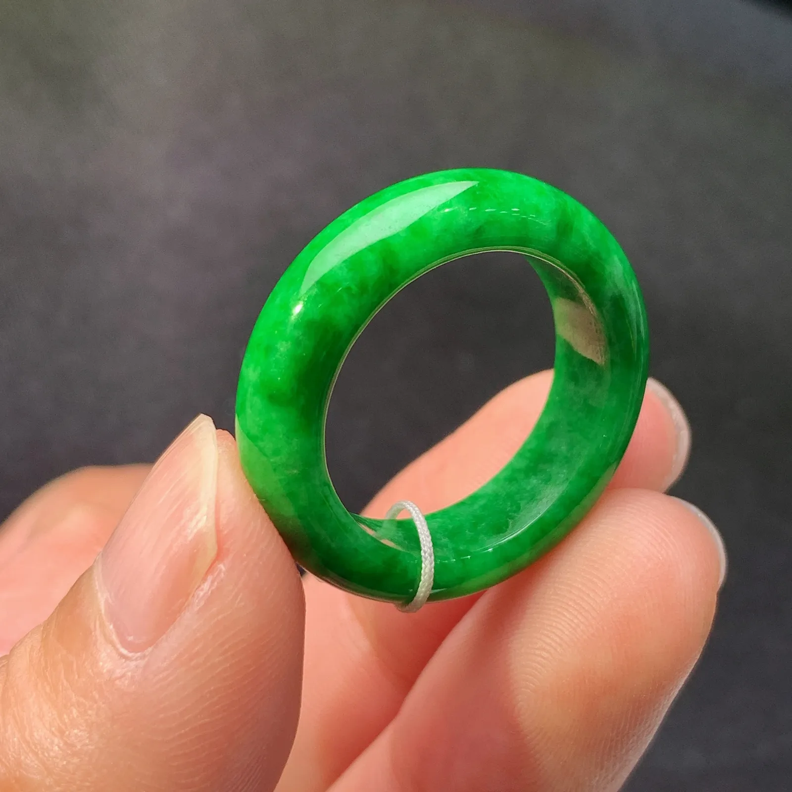 阳绿戒圈，指环，玉质细腻，色泽鲜艳高贵，Xu圈口15宽6.1*厚3.5