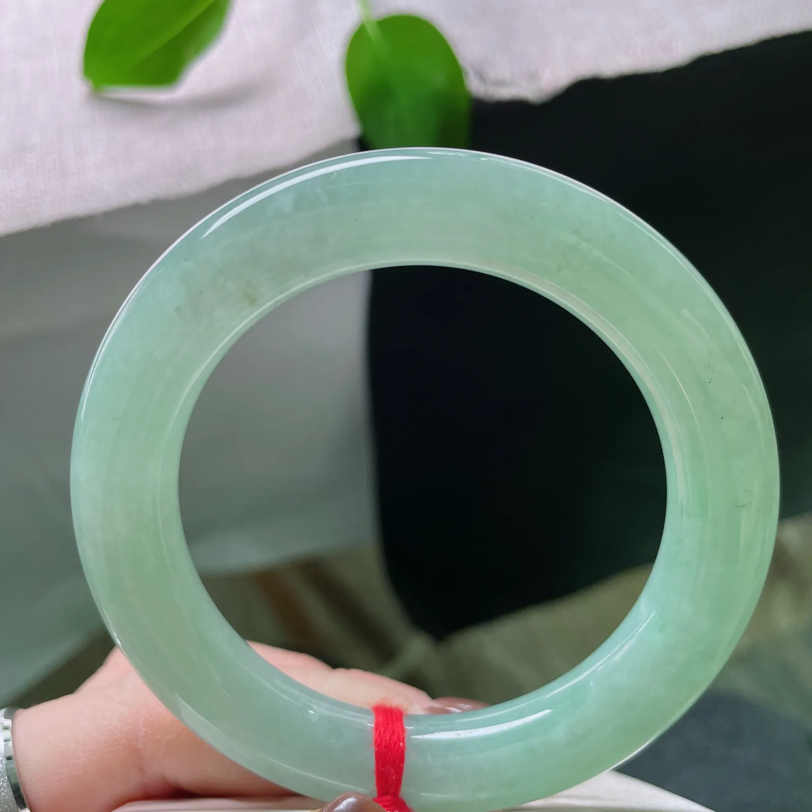 56.1/11.3，满绿圆条，雍容华贵，圆圆满满，和和美美，极具东方韵味。