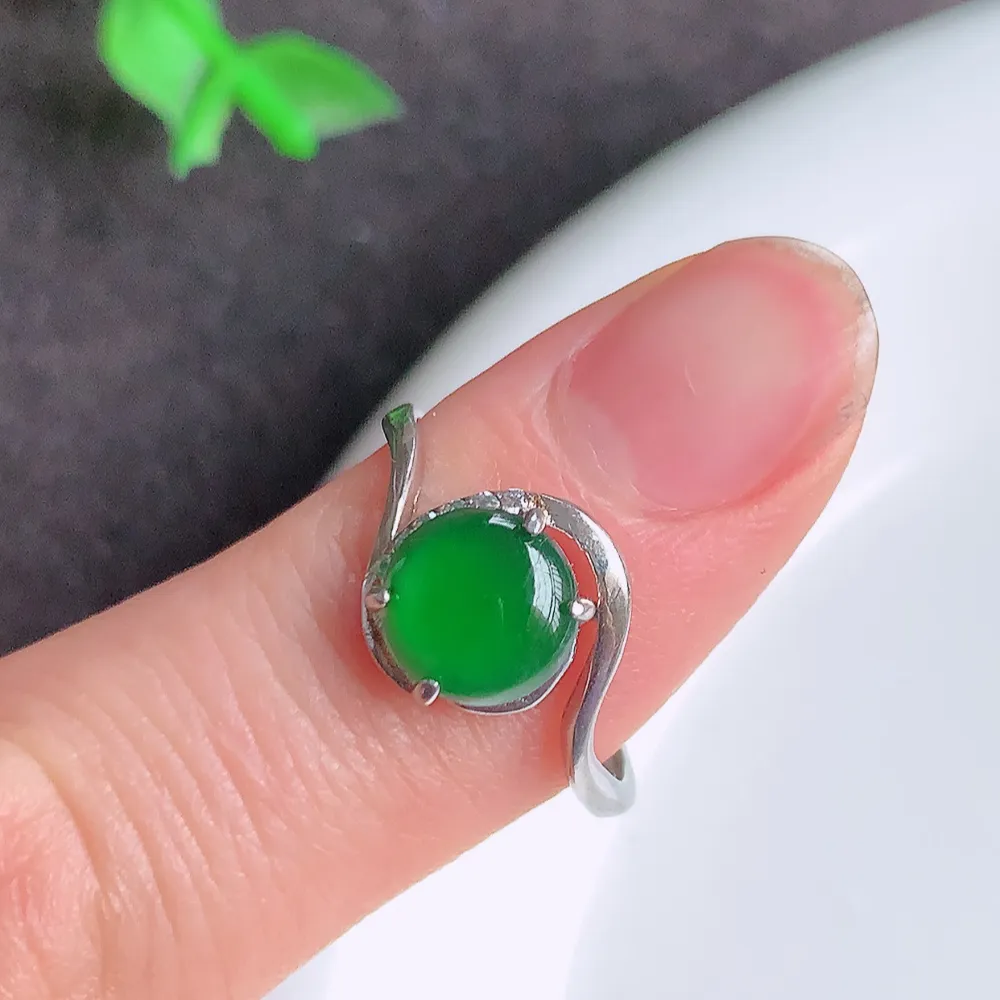 冰润满绿精美翡翠戒指  玉质细腻  冰清玉润  飘花灵动  颜色漂亮  W815.28 尺寸：18-10-8mm  裸石尺寸：7.5mm