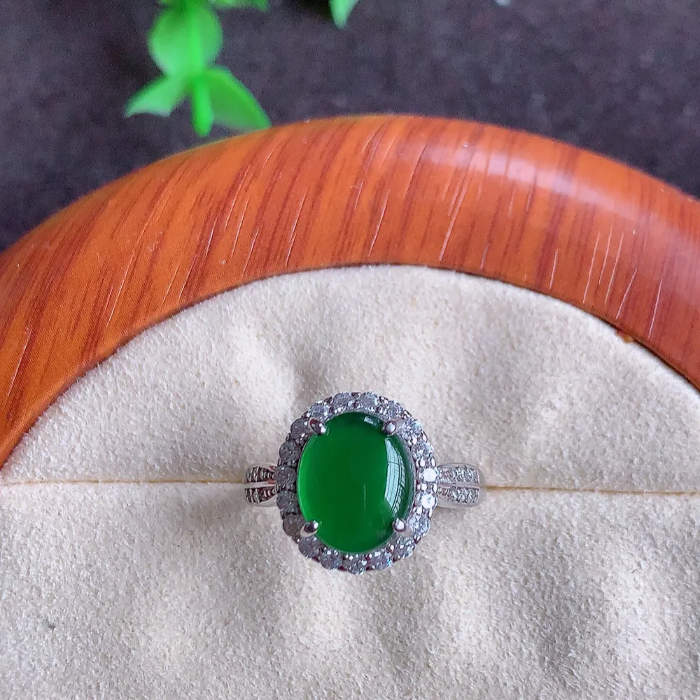 冰润满绿精美翡翠戒指  玉质细腻  冰清玉润  飘花灵动  颜色漂亮  W815.28  尺寸：17