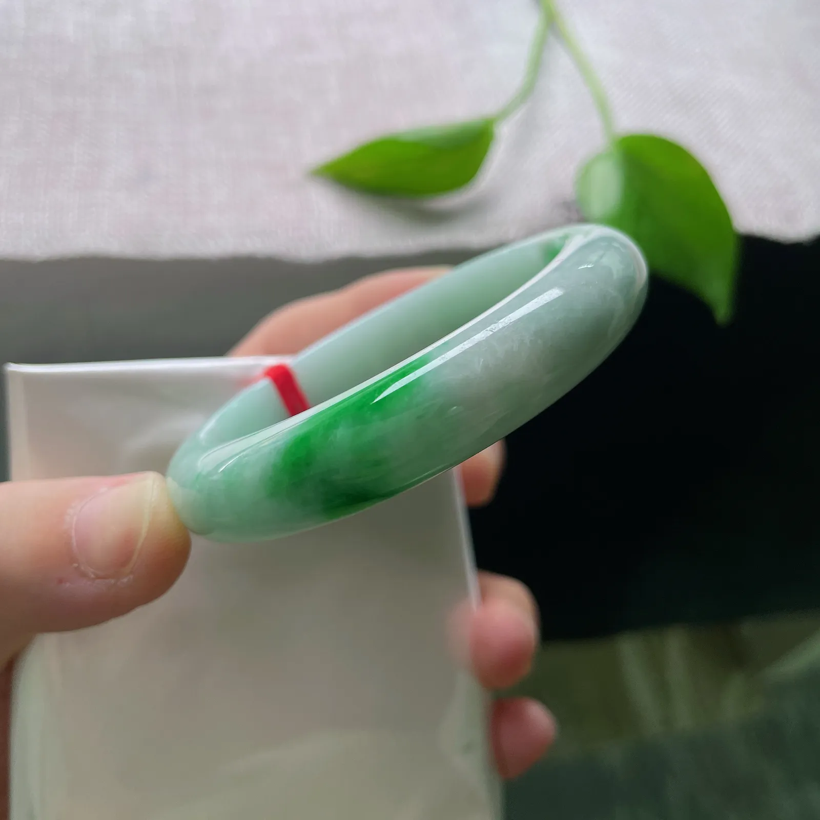 53.5/12.3/8，飘绿正圈，翠色鲜艳夺目，一抹晴绿染镯间，似将春山裁成圈。皮纹