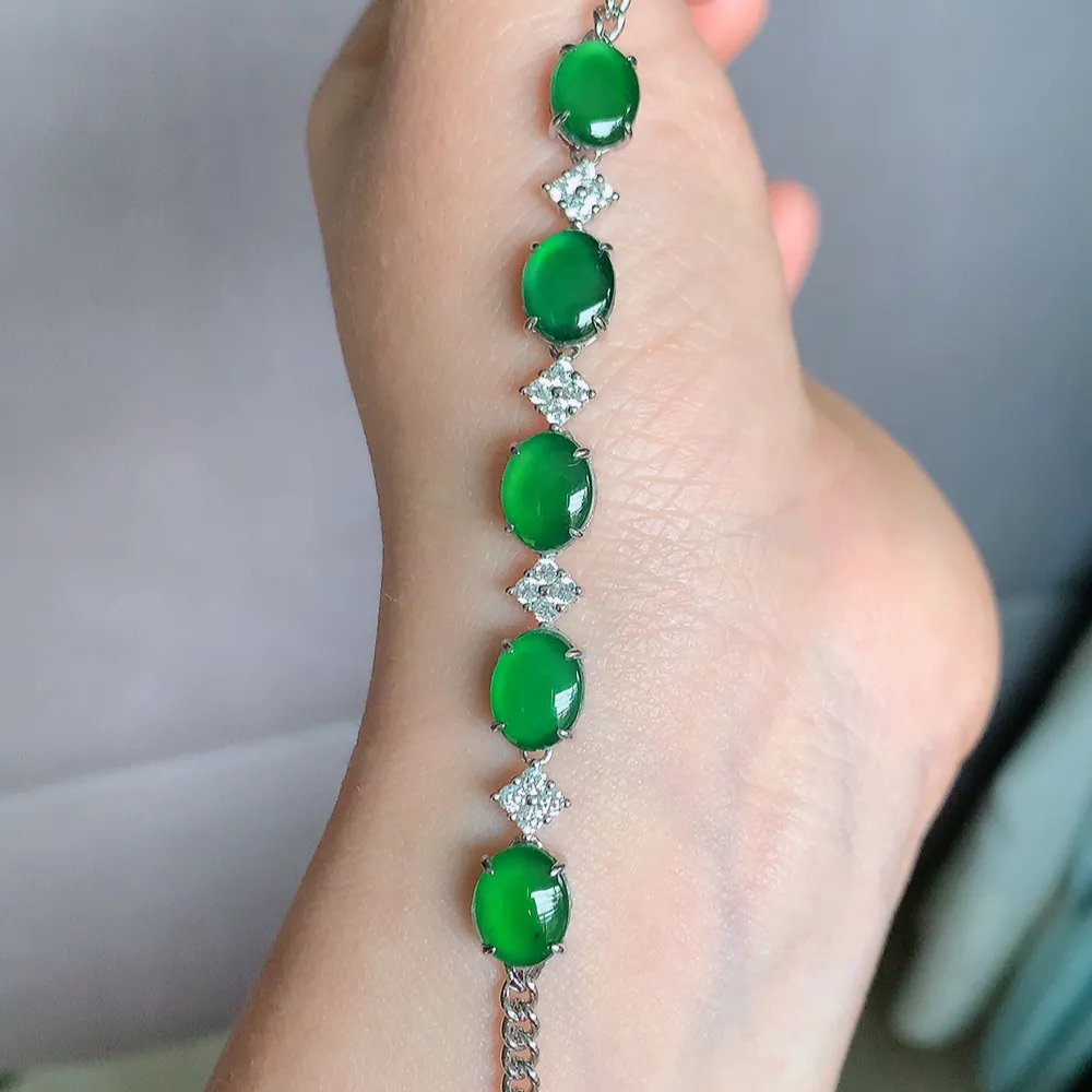 冰润满绿翡翠手链，水水润润，珠圆玉润，颜色鲜艳，妙明清净，清秀高雅，佩戴效果优雅迷人！性价比超值 W815.28  取一尺寸：9-7-4.4mm  裸石尺寸：9-7mm