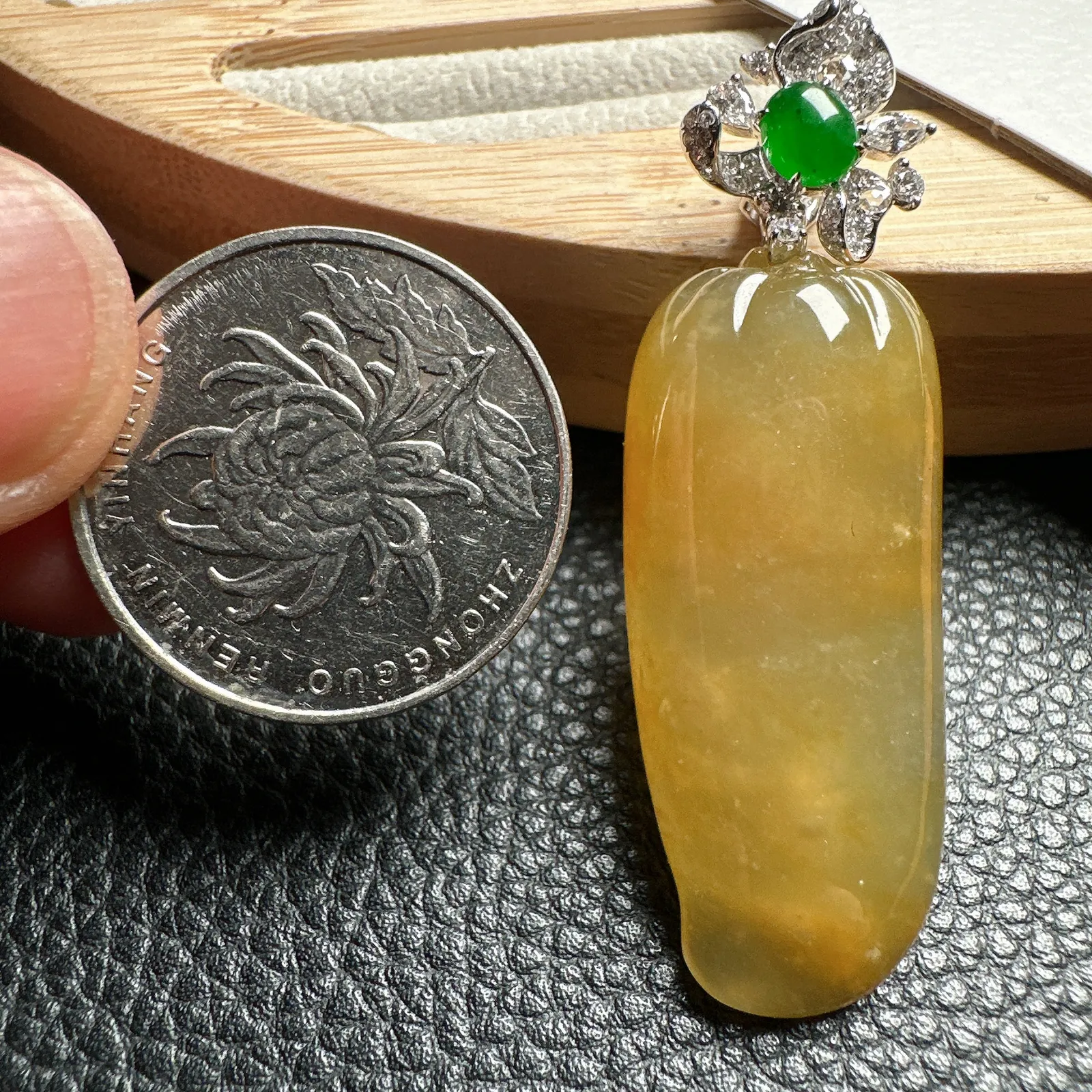 【冰黄】天然色冰黄大福瓜，稀缺度拉满，可遇不可求，冰种料子，饱满圆润，种老肉细，18K金扣头镶嵌。裸石尺寸40.5*16.7*7.5毫米。