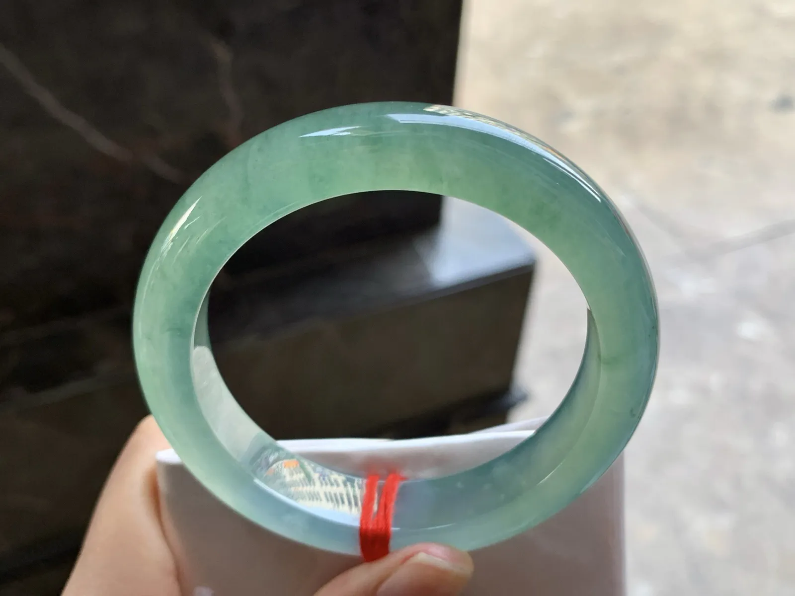 55-12.8-9.2

冰种晴水橄榄绿手镯^_^种水透亮