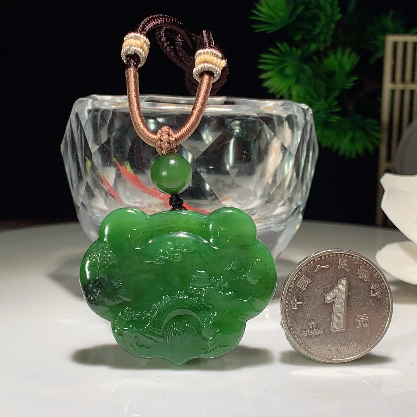 和田玉阳绿俄罗斯碧玉如意挂件 尺寸30/38/9重24.8克 玉质细腻油润 底色纯净 脂粉好，品质好。lt260228