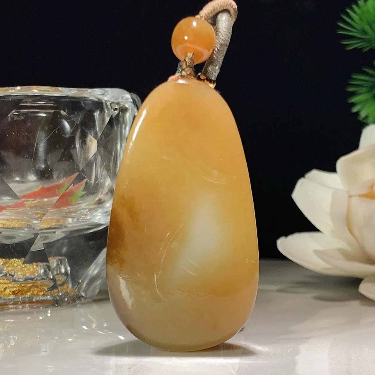 新疆和田玉白玉且末糖御龙观音挂件 尺寸49/27/15重32克。玉质细腻油润。手推出油。佩戴高端典雅。lt260228