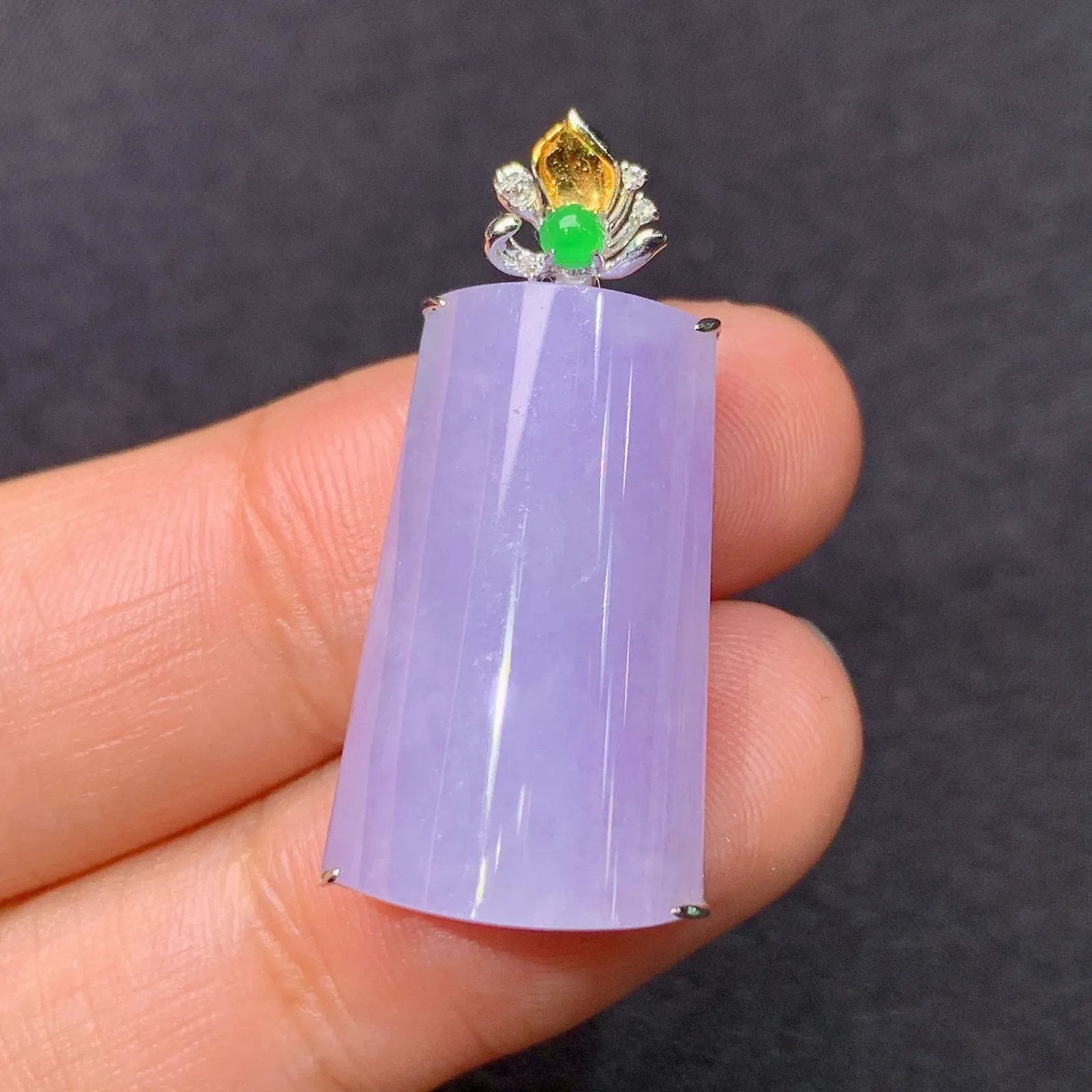 紫罗兰无事牌吊坠，18k金镶嵌，温润细腻，颜色鲜艳，Xi0 尺寸29.4*14.1*7.5