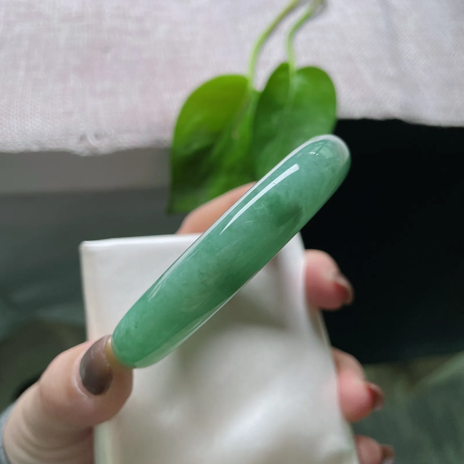 56.9/12.2/8.3，满绿正圈，水润，料子细腻，翠色鲜艳夺目，光彩照人，皮纹