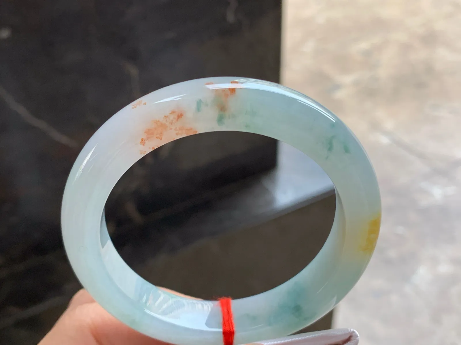 56.5-12.4-9.5

飘黄翡手镯^_^玉质温润 清新细腻