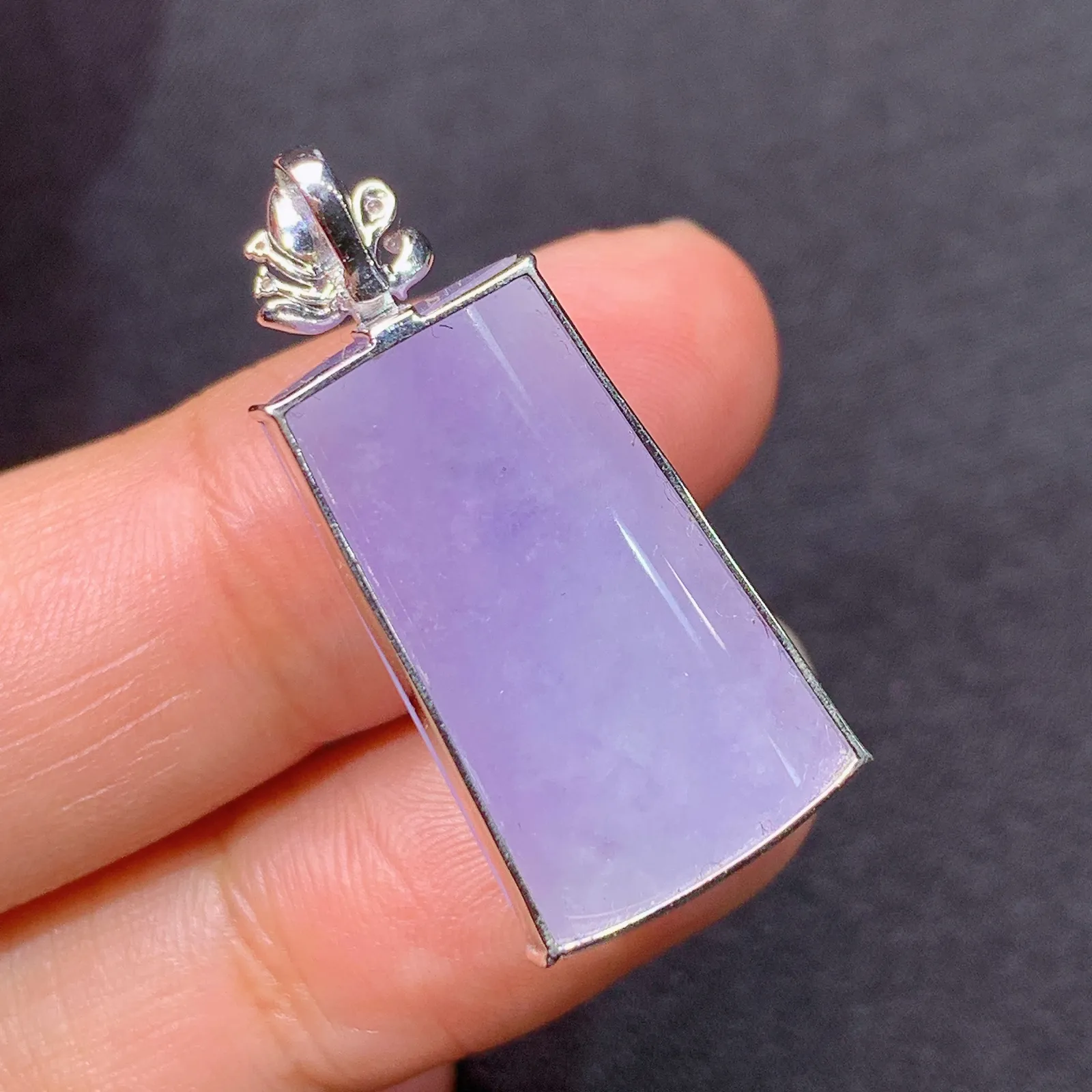 紫罗兰无事牌吊坠，18k金镶嵌，温润细腻，颜色鲜艳，Xi0 尺寸29.4*14.1*7.5