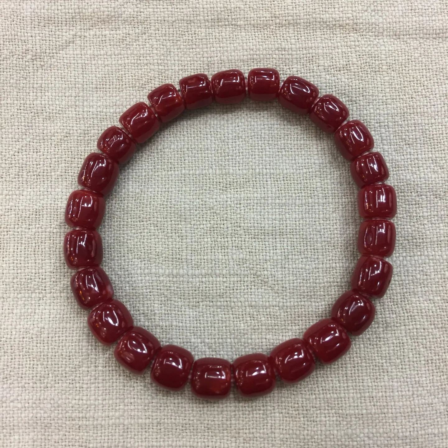 【天然日本阿卡赤血牛血红珊瑚7.74mm桶珠单手串】天然无添加无优化，日本产地，阿卡材料，赤血牛血红颜色，光泽柔润透亮，生长千年，佛教珍宝，气场强，稀少而珍贵！裸石尺寸为7.74-6.44mm，重量14.42克！材料限制裸石有阿卡标志性白芯眼