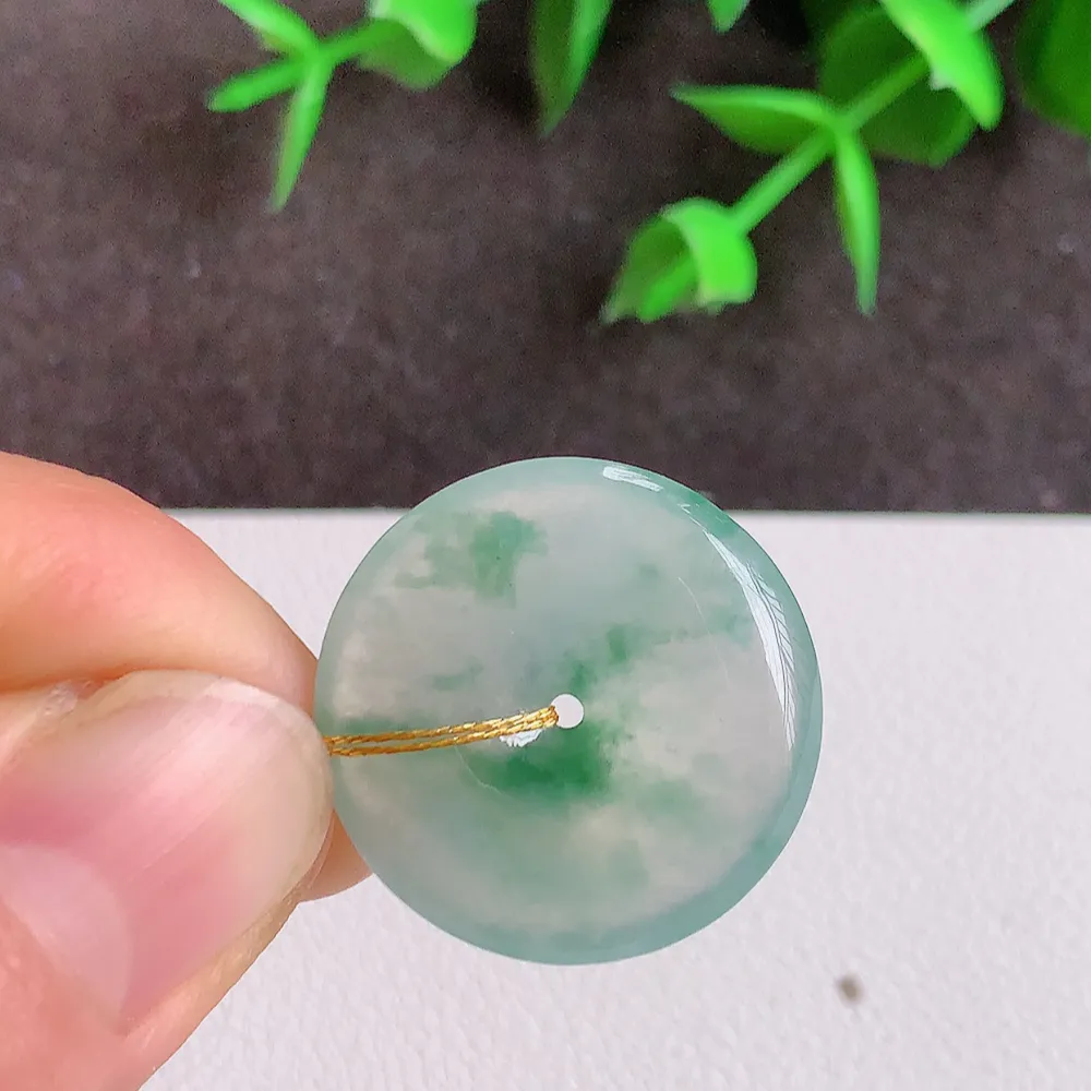 冰润飘花平安扣吊坠，厚装饱满，冰润剔透，细腻水足，种质润泽，飘花灵动，佩戴优雅大气，W400.28   尺寸：23-4.6mm