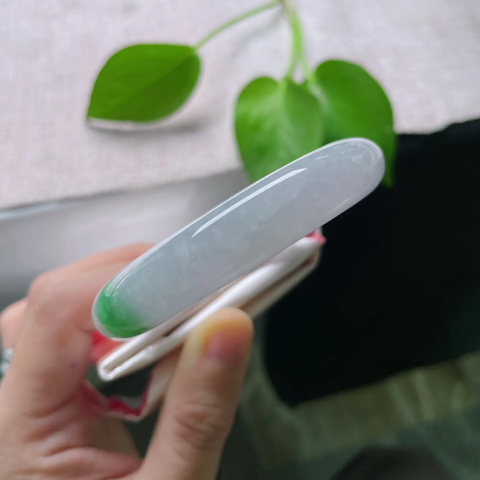 55.3/12/8.6。白底青正圈，种老，以素净底色承载赤诚，以鲜活青绿点亮日常。一点皮纹