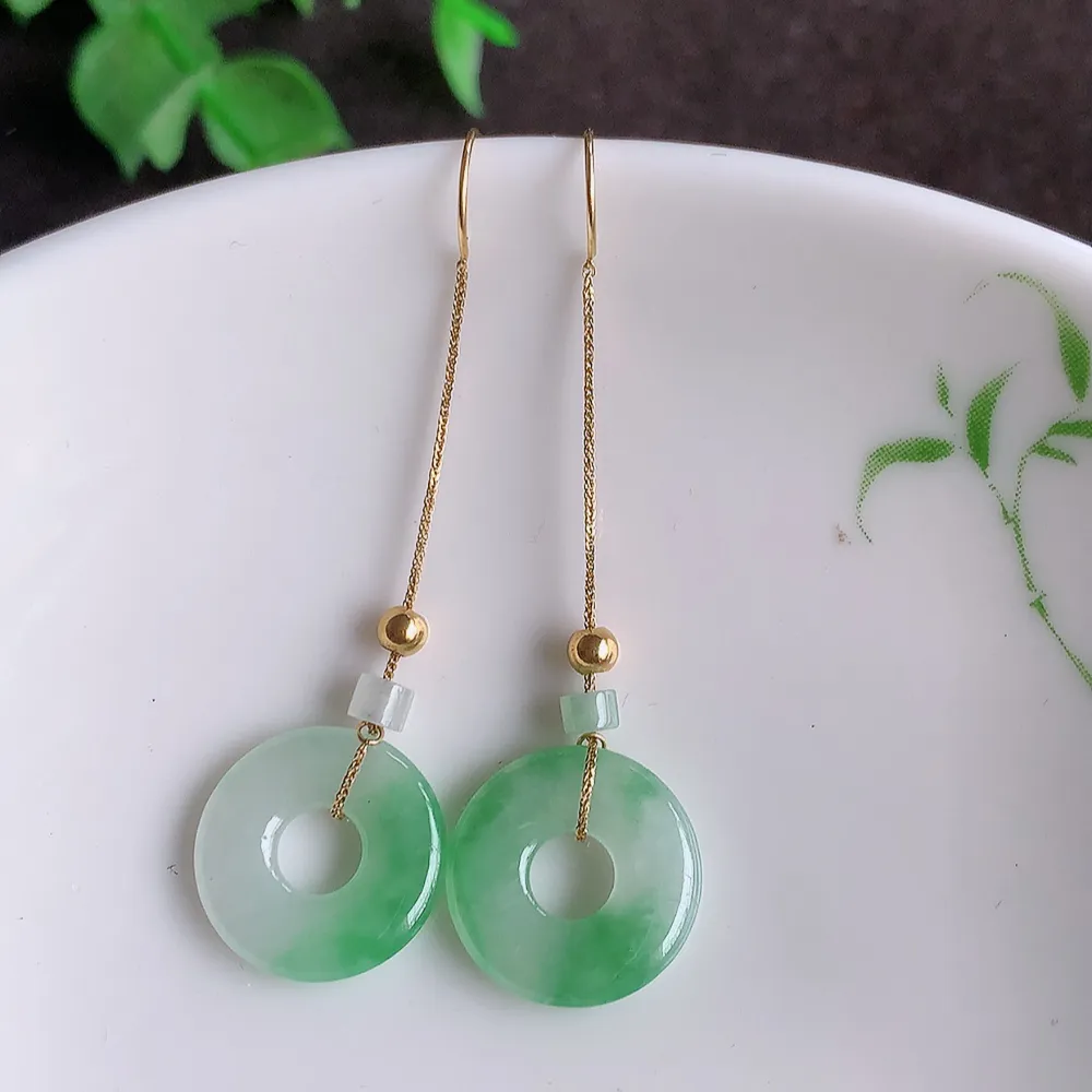 18k金冰透满绿翡翠耳坠，自然光实拍，翠色灵动，颜色漂亮，种老水足，品相佳，佩戴佳品！W41.28  取一尺寸：17-14.3-2.5mm  裸石尺寸：14.3-2.5mm