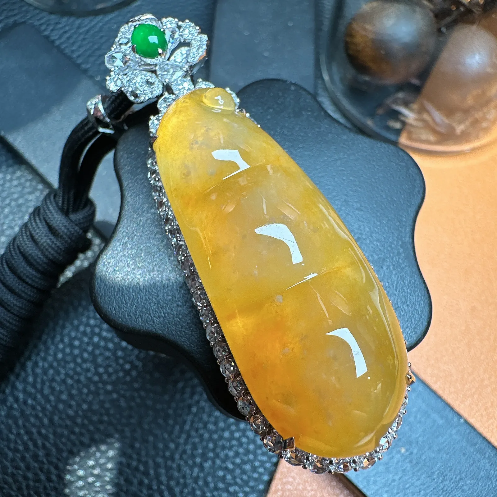 冰黄大福豆，达到冰种的大件黄翡料子，无纹无裂，天然色泽，稀缺品，裸石尺寸42.1*16.4*7.8毫