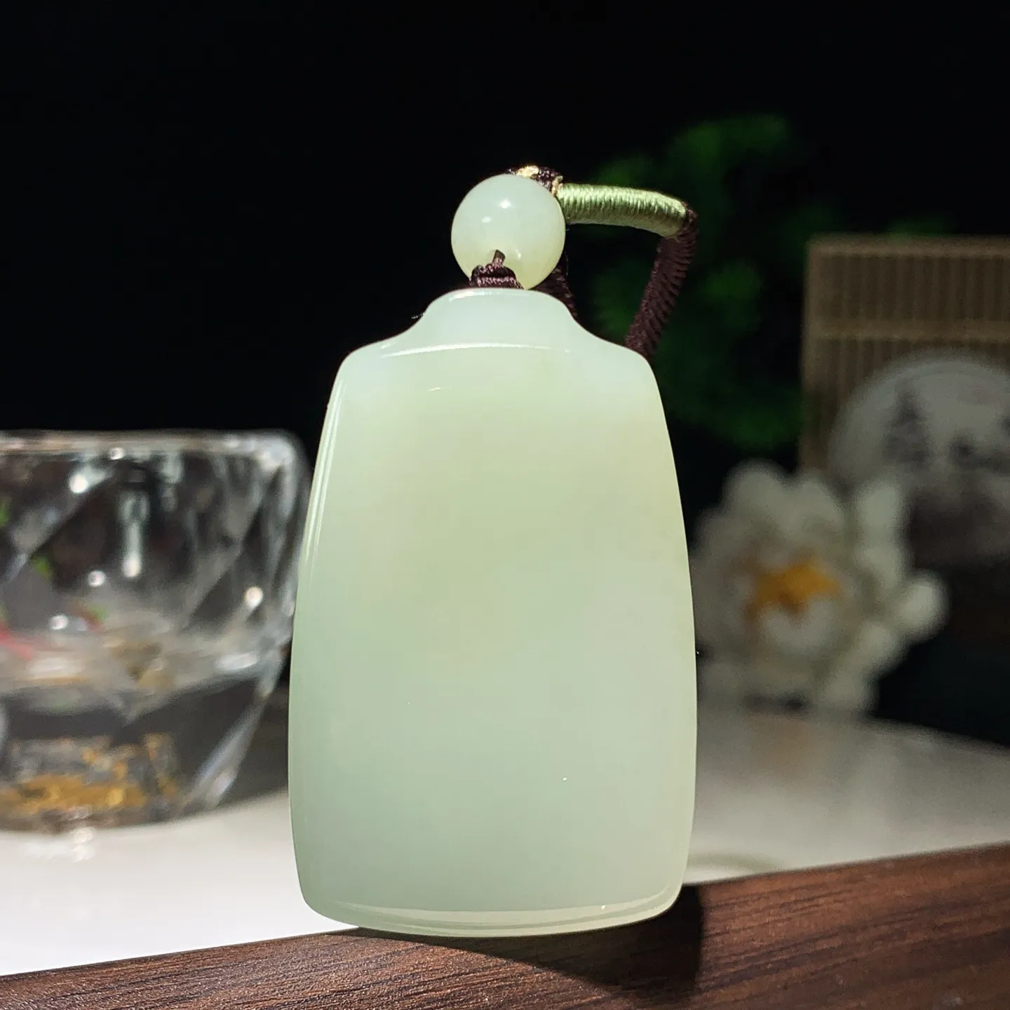 和田玉青海清水平安无事牌挂件。尺寸45/28/11重37.7克。玉质细腻油润。手推出油。品相大气。lt260228