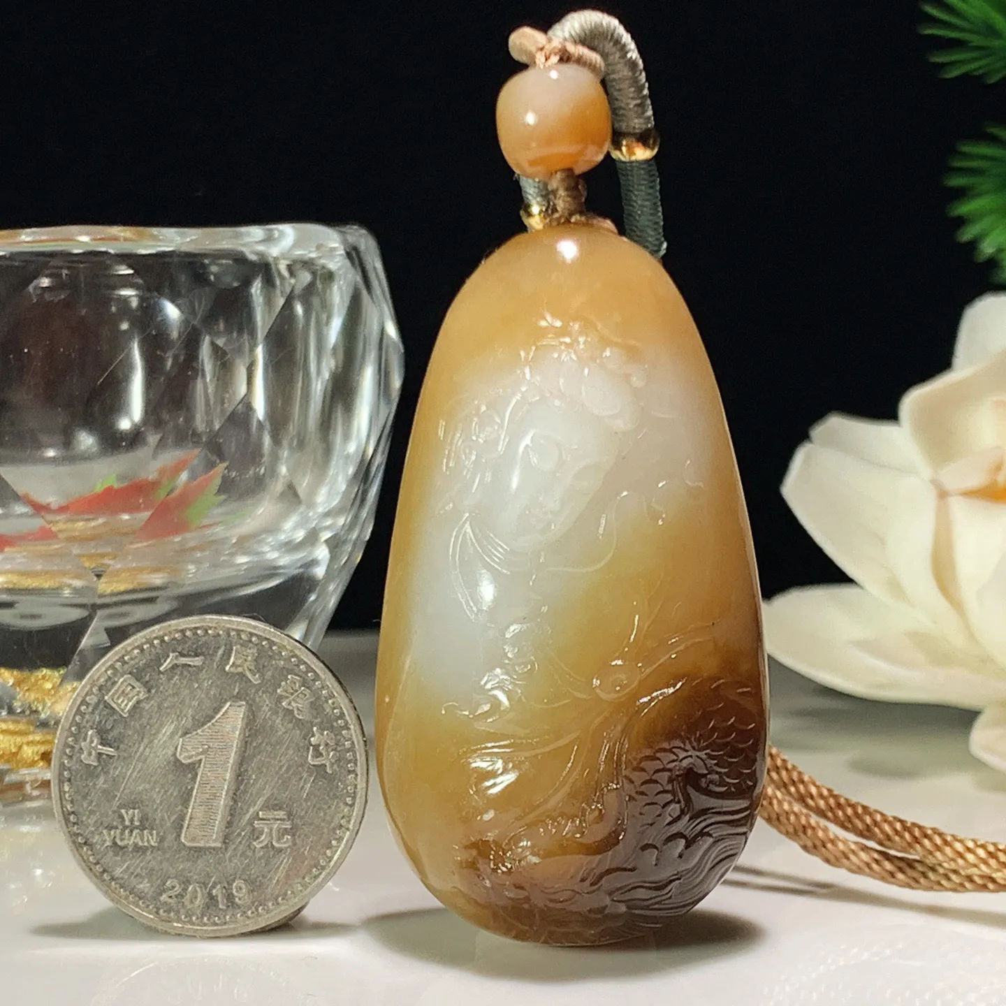 新疆和田玉白玉且末糖御龙观音挂件 尺寸49/27/15重32克。玉质细腻油润。手推出油。佩戴高端典雅。lt260228