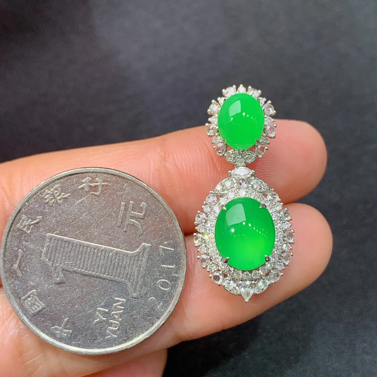 冰阳绿蛋面吊坠，18k金钻镶嵌，冰润色阳，玉质水润细腻，种水足，Tl整体尺寸27.8*12.6*8.7