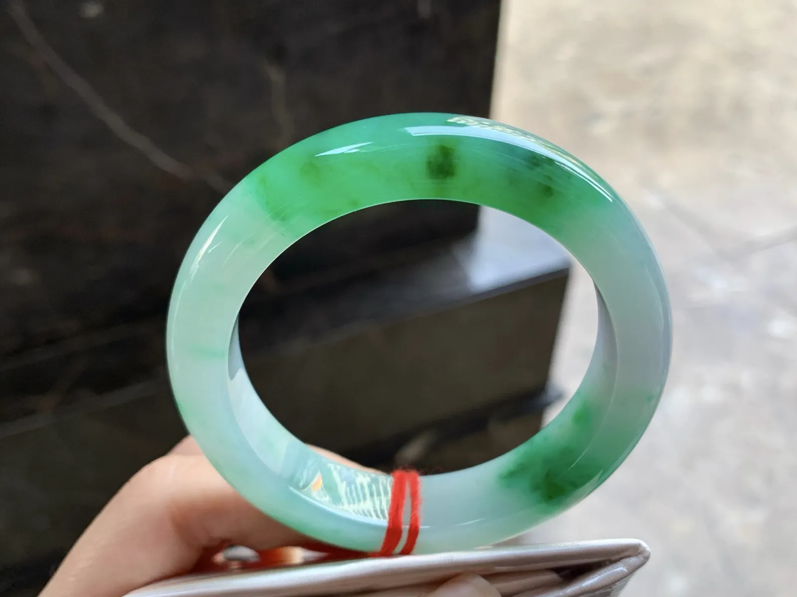 53.5-13.3-9.2

阳绿色手镯^_^颜色鲜艳 玉质温润