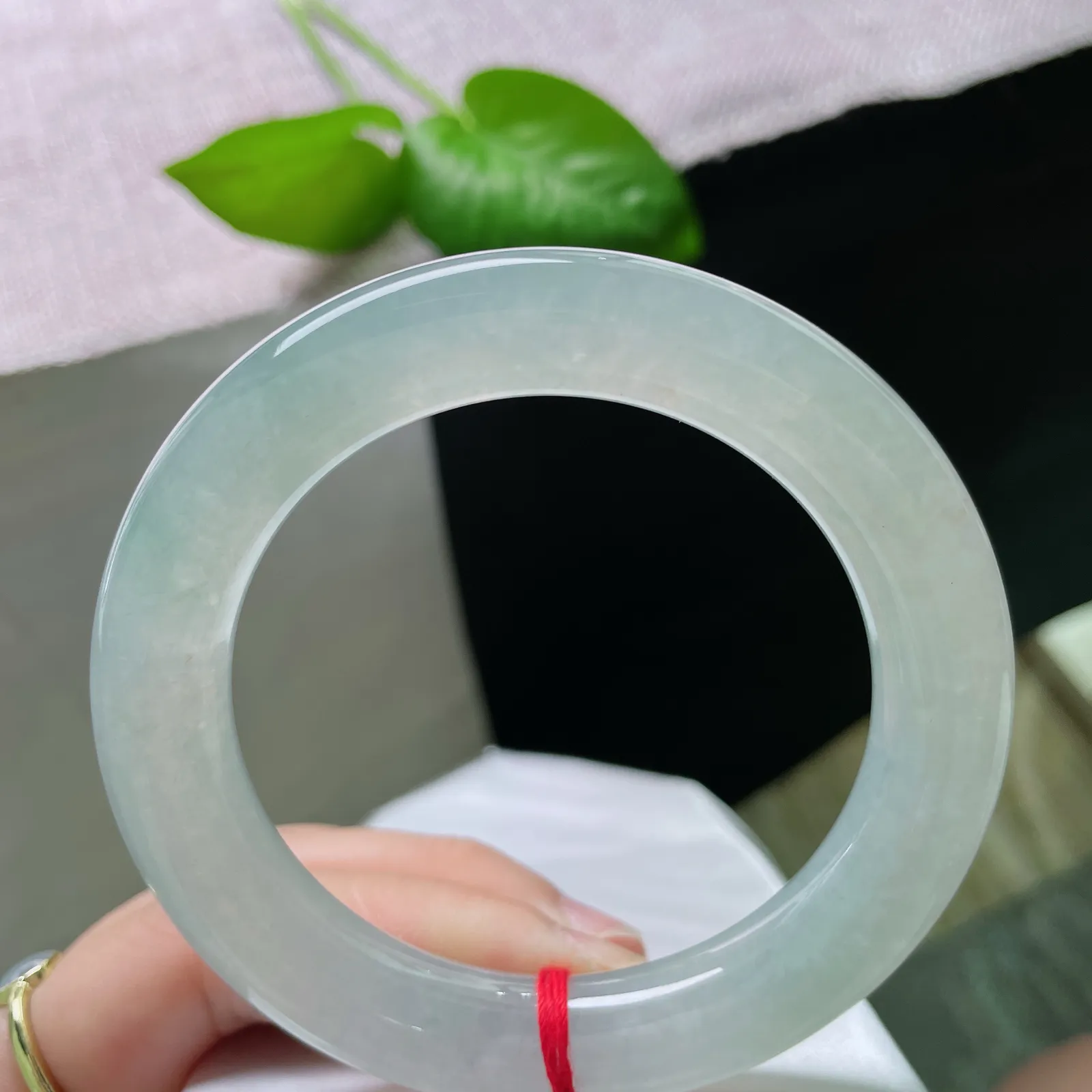 57.3/11.7，冰晴底圆条，清透立骨，柔和养韵，像一句未说尽的诗，留白处皆是余味