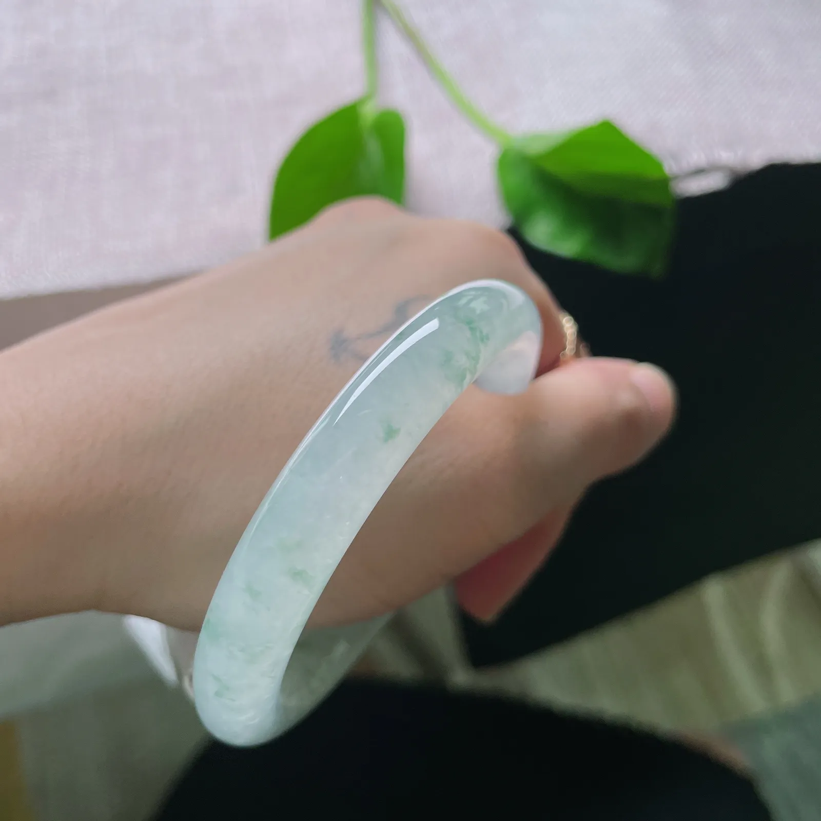 52/10.1，冰飘花圆条，结构紧密，玉质莹润通透，花色像是在清澈的水间游走