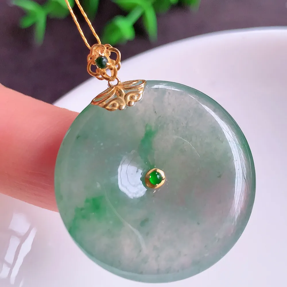 18k金冰润飘花平安扣吊坠，厚装饱满，冰润剔透，细腻水足，种质润泽，飘花灵动，佩戴优雅大气，W400.28   尺寸：35-28.5-5.5mm  裸石尺寸：28.5-5.5mm