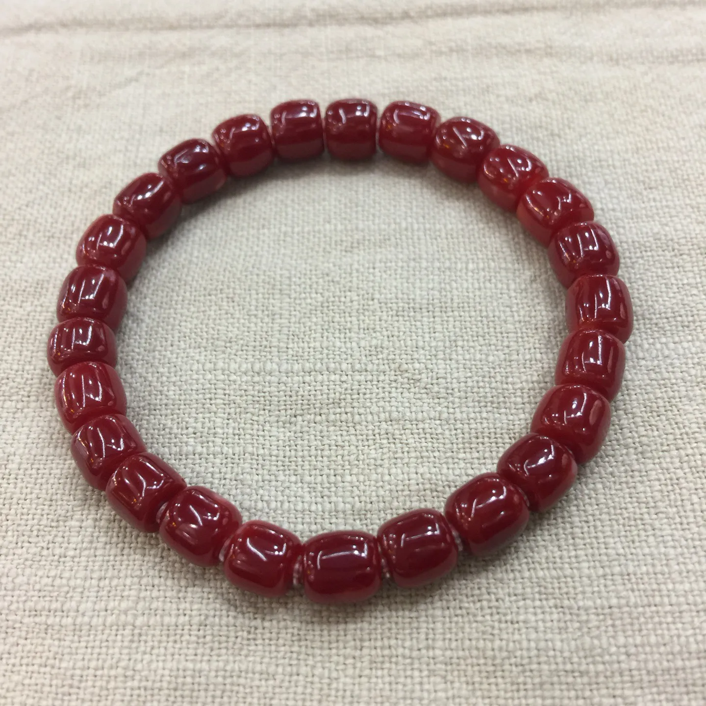 【天然日本阿卡赤血牛血红珊瑚7.74mm桶珠单手串】天然无添加无优化，日本产地，阿卡材料，赤血牛血红颜色，光泽柔润透亮，生长千年，佛教珍宝，气场强，稀少而珍贵！裸石尺寸为7.74-6.44mm，重量14.42克！材料限制裸石有阿卡标志性白芯眼