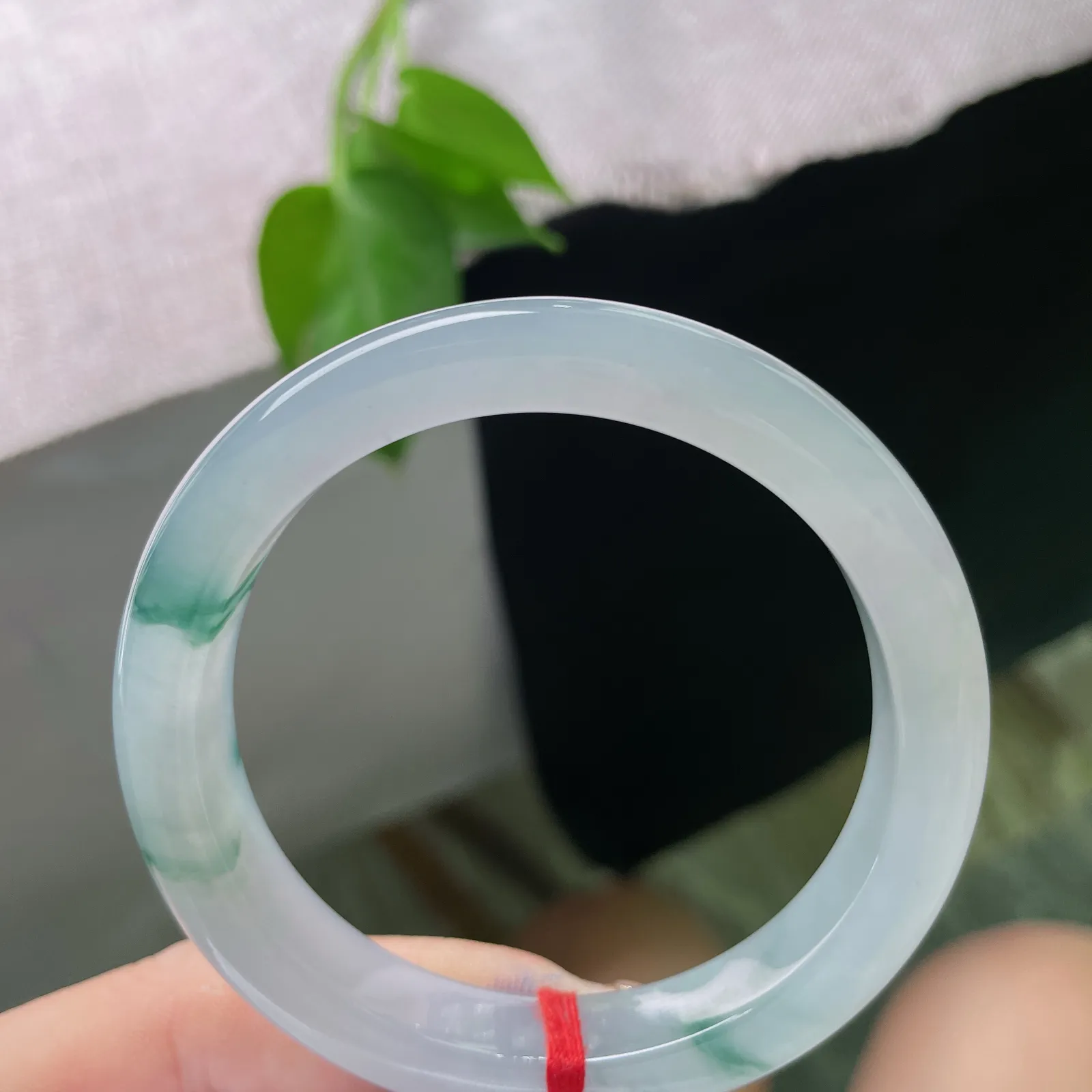 53.8/10.6/7.6冰飘花正圈，胶润，冰底澄澈如冻泉初开，飘花似墨痕晕染