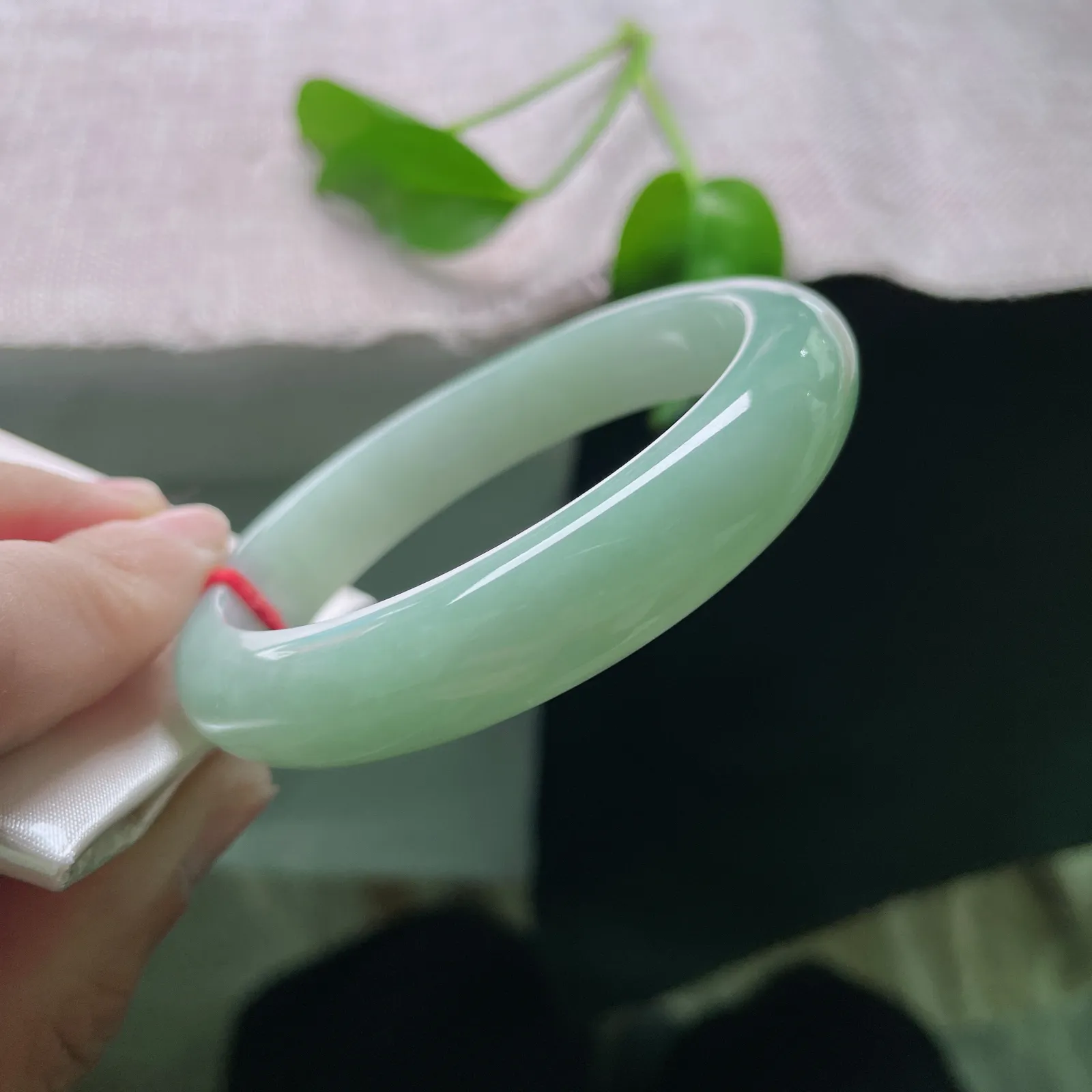 55.6/11.8/8.2，淡绿底正圈，色泽治愈，温润，甜美可人，水头好，一点皮纹