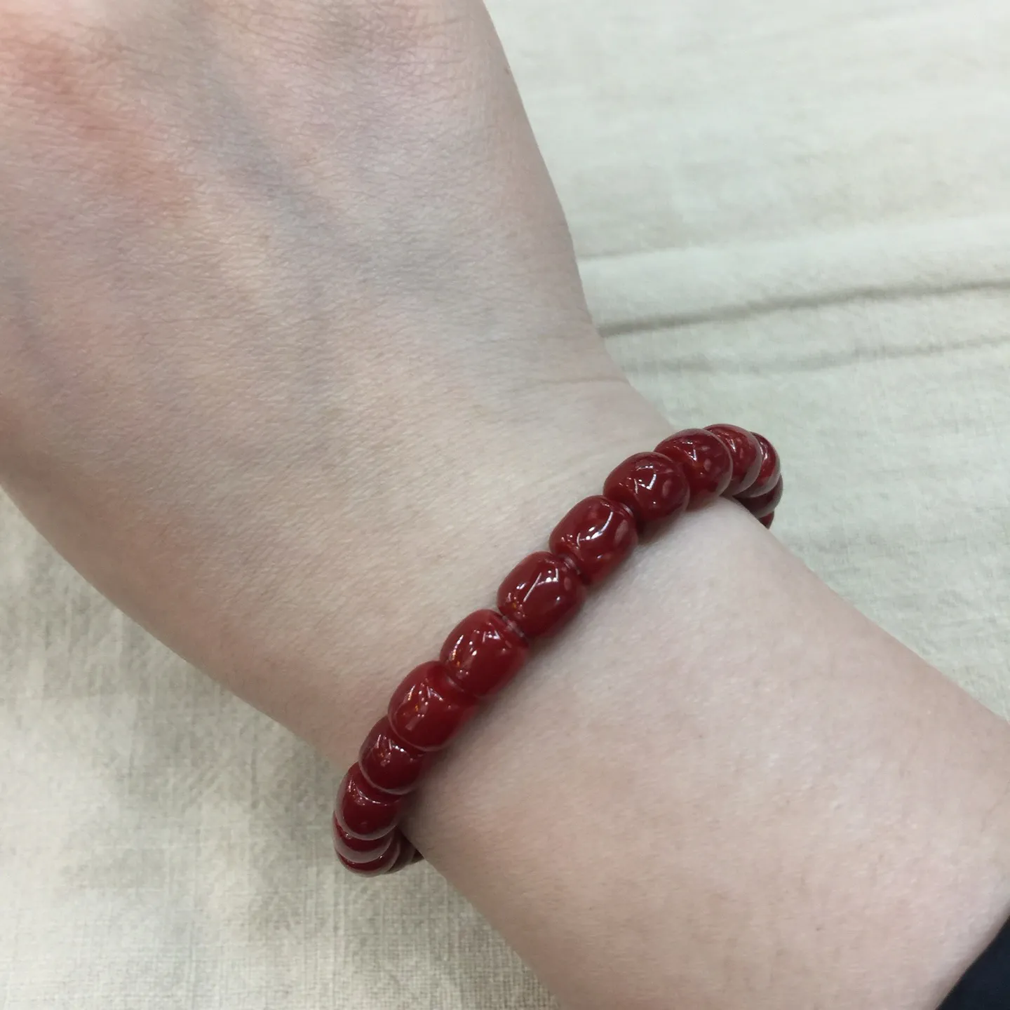 【天然日本阿卡赤血牛血红珊瑚7.74mm桶珠单手串】天然无添加无优化，日本产地，阿卡材料，赤血牛血红颜色，光泽柔润透亮，生长千年，佛教珍宝，气场强，稀少而珍贵！裸石尺寸为7.74-6.44mm，重量14.42克！材料限制裸石有阿卡标志性白芯眼