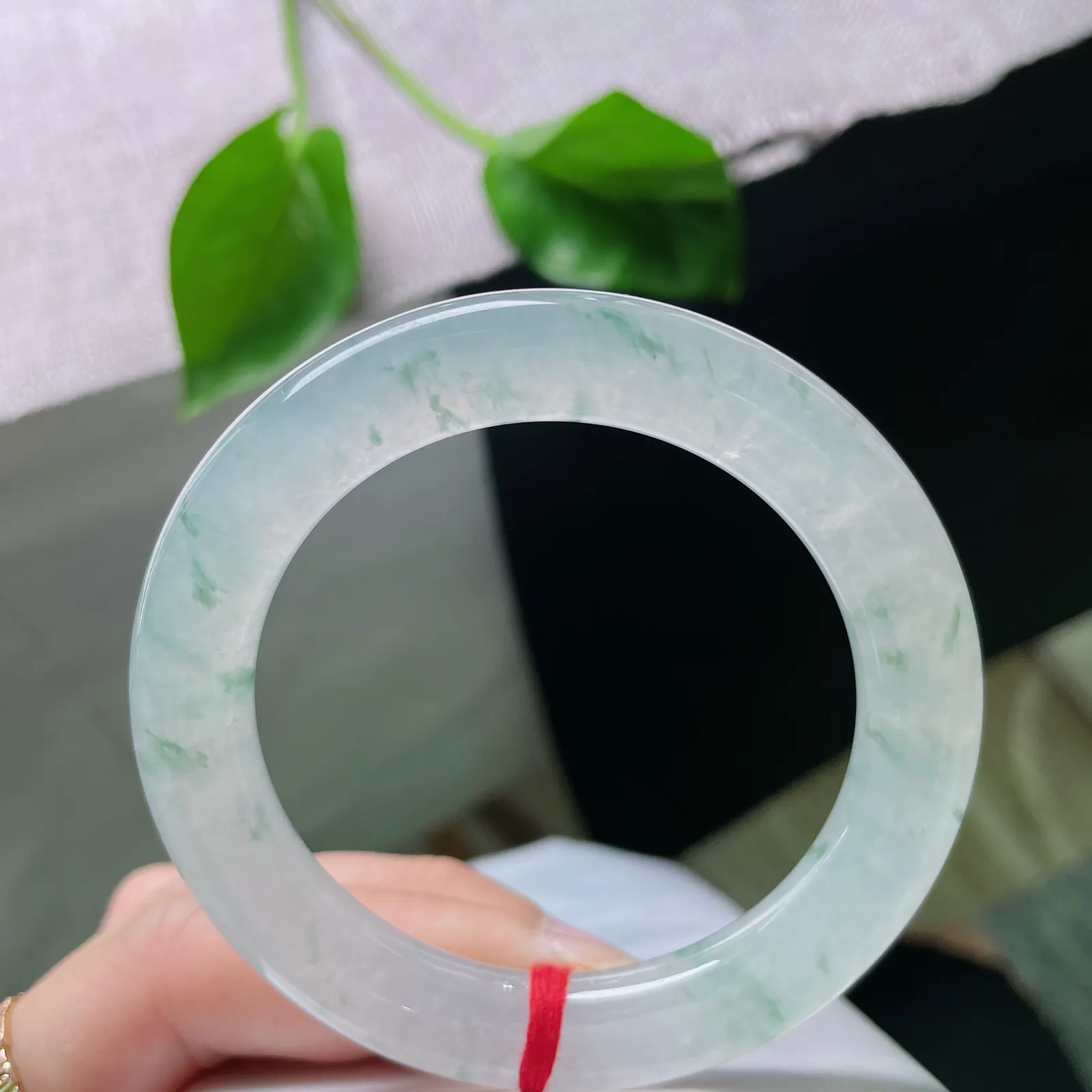 52/10.1，冰飘花圆条，结构紧密，玉质莹润通透，花色像是在清澈的水间游走