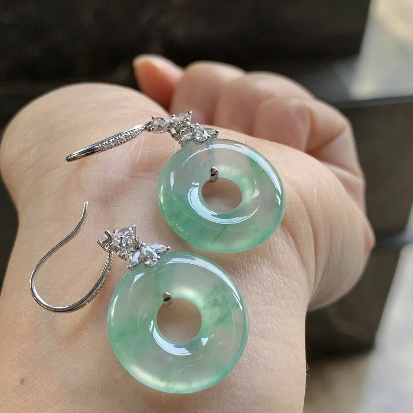 冰绿花甜甜圈耳坠^_^冰透 颜色好看 尺寸裸石19.1-3.9mm