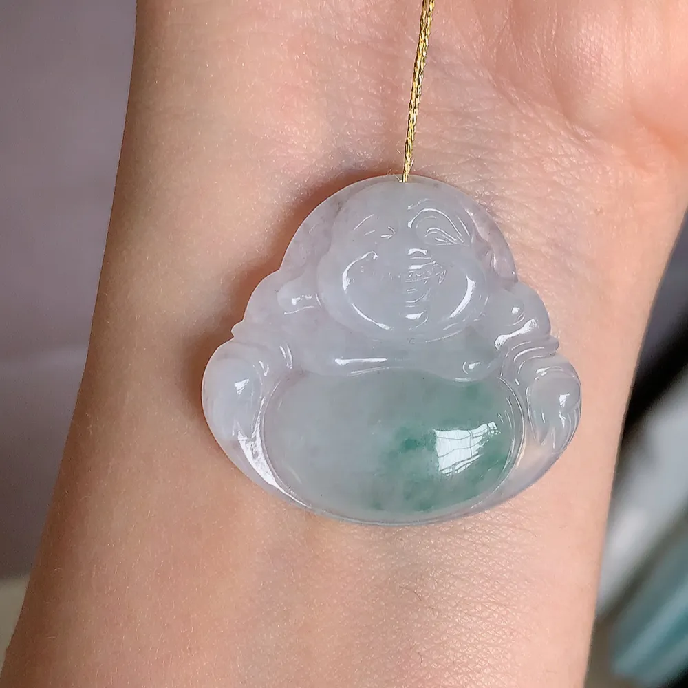 冰润飘花佛公挂件 玉质细腻  精雕弥勒佛，笑佛福耳垂肩，面相喜庆，开怀大笑，憨态可掬。惟妙惟肖，寓意福禄双全，吉祥美满，笑口常开 W400.28 尺寸：30.5-33-5.5mm