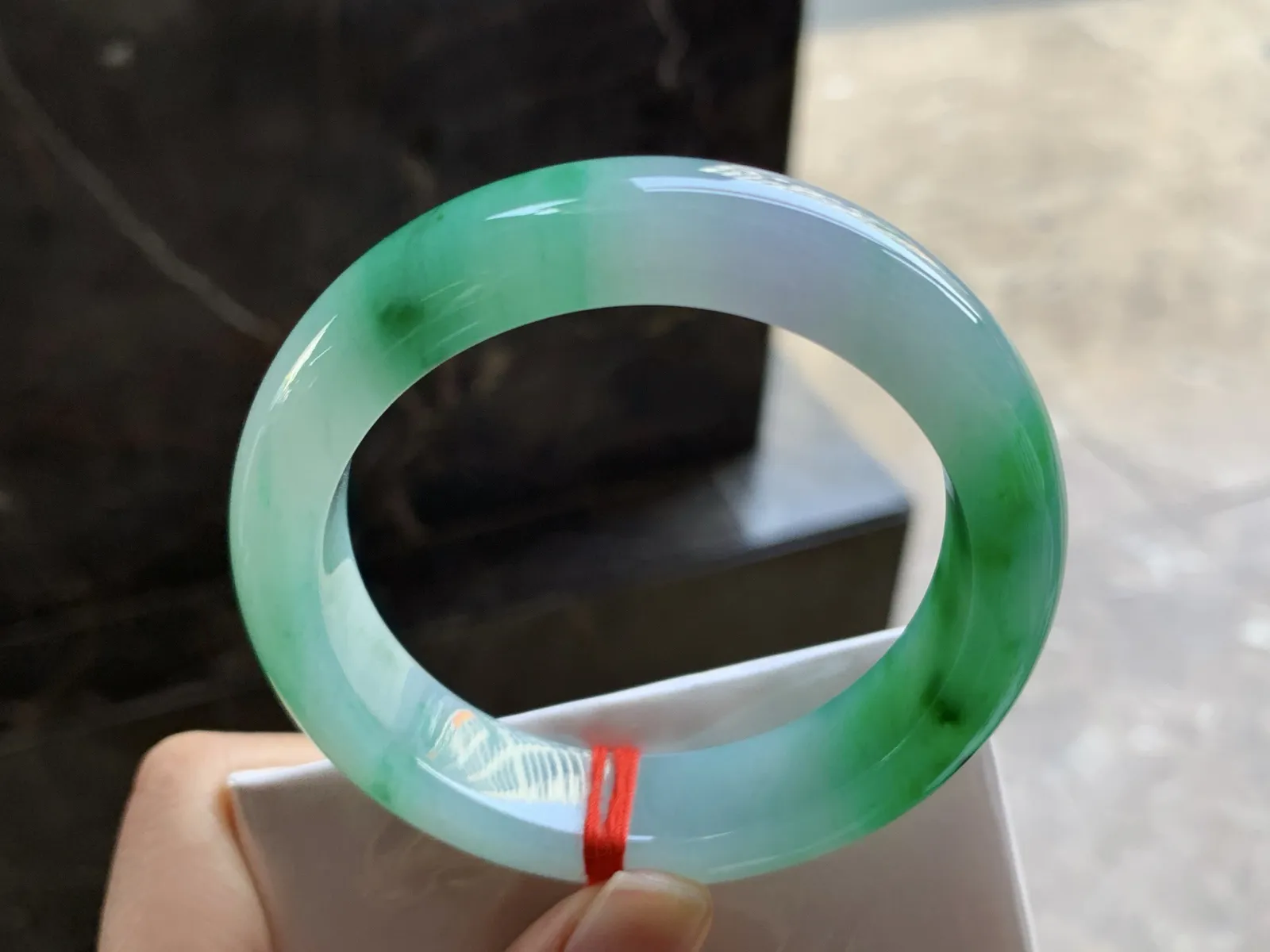 53.5-13.3-9.2

阳绿色手镯^_^颜色鲜艳 玉质温润