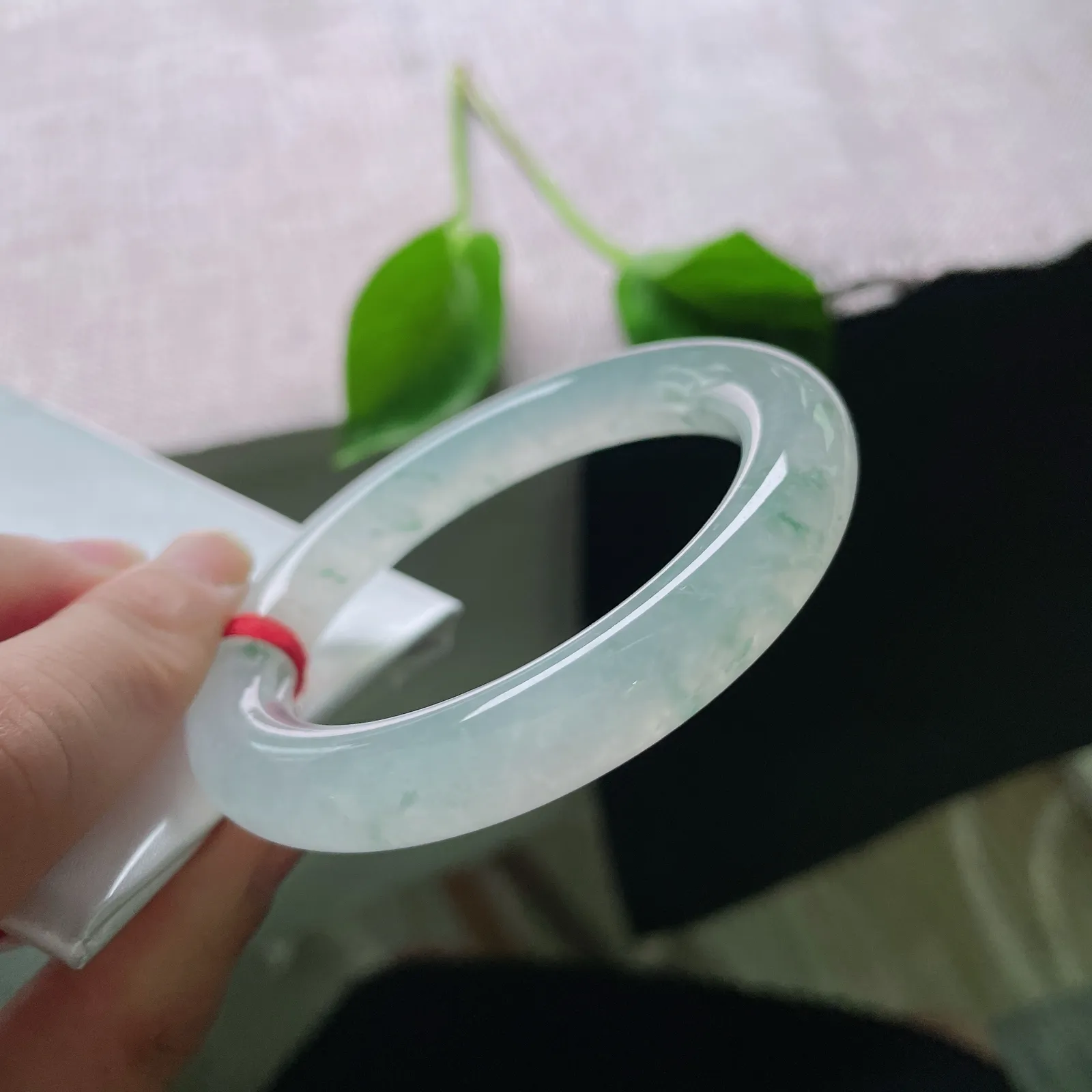 52/10.1，冰飘花圆条，结构紧密，玉质莹润通透，花色像是在清澈的水间游走