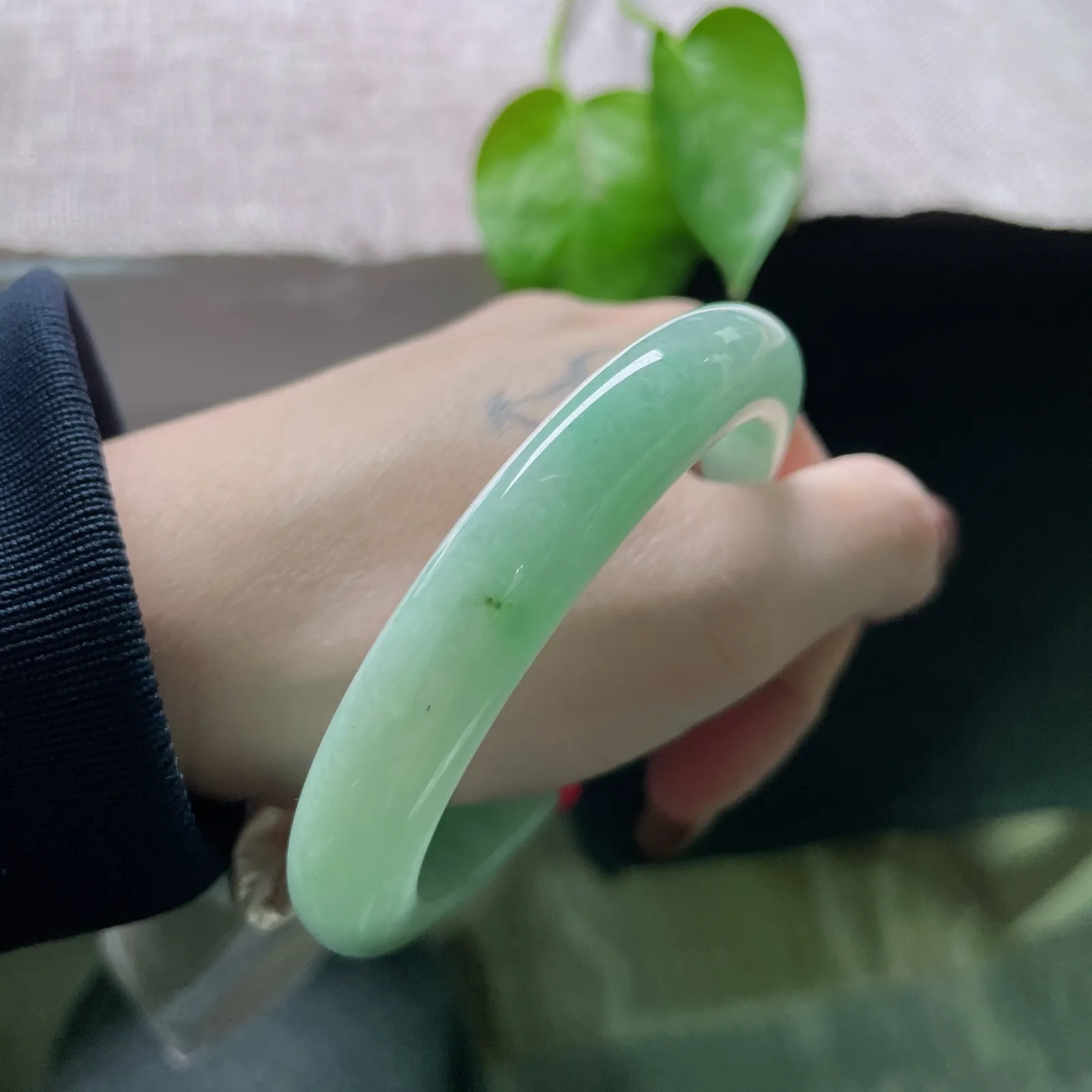 57.2/10.7/9.7绿底正圈，水润细腻，温婉可人，贵气，棉线