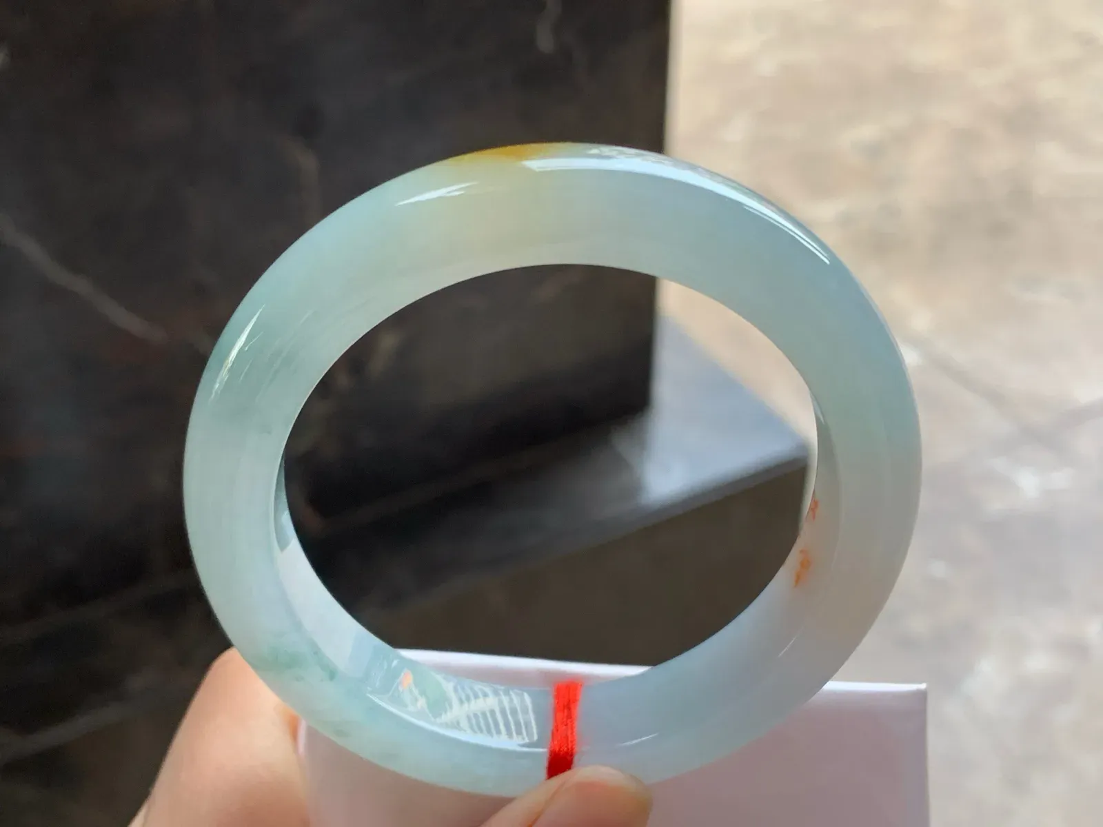 56.5-12.4-9.5

飘黄翡手镯^_^玉质温润 清新细腻