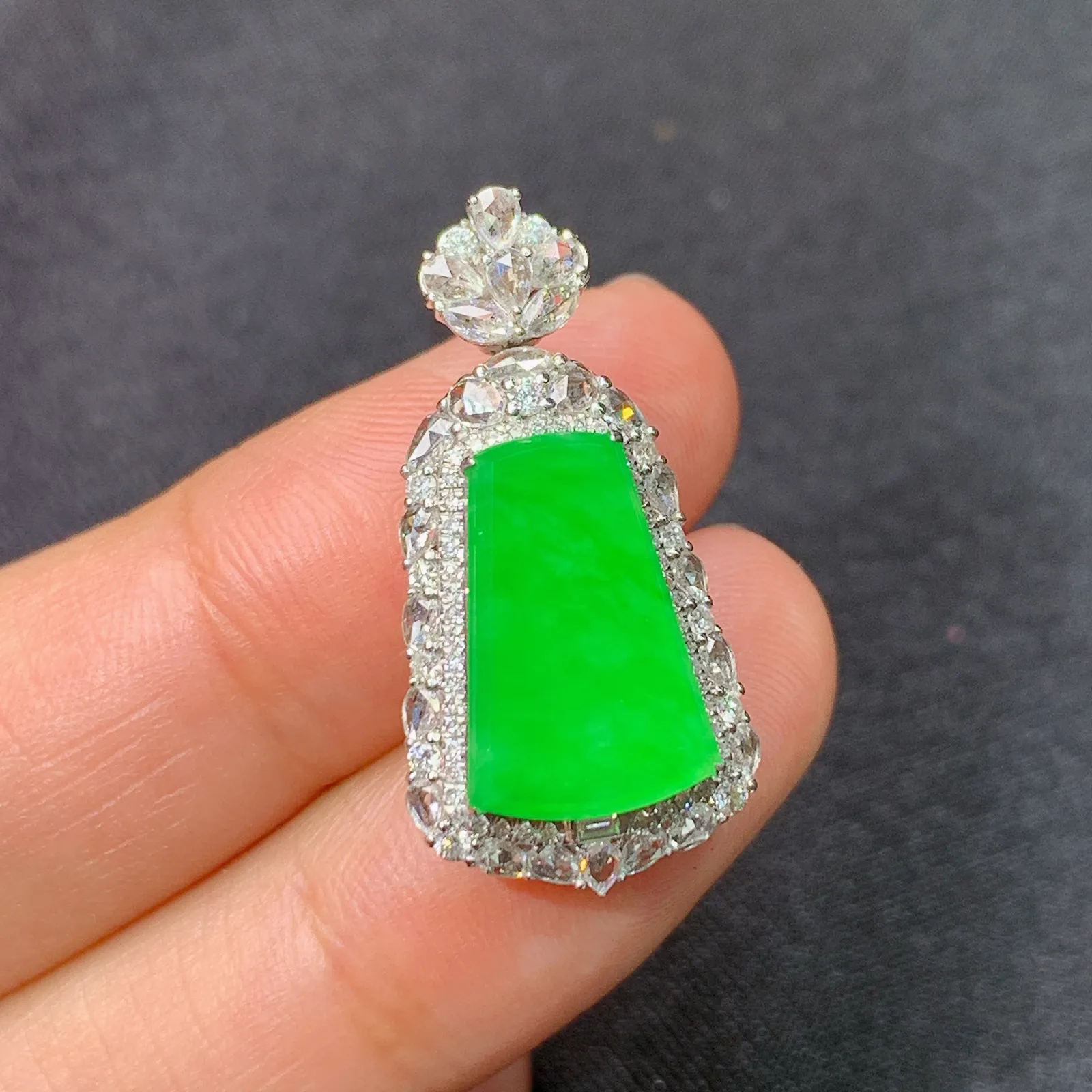 冰阳绿无事牌吊坠，18k金镶嵌，冰润色阳，玉质细腻，种水足，Ych 尺寸27*13.3*8.2