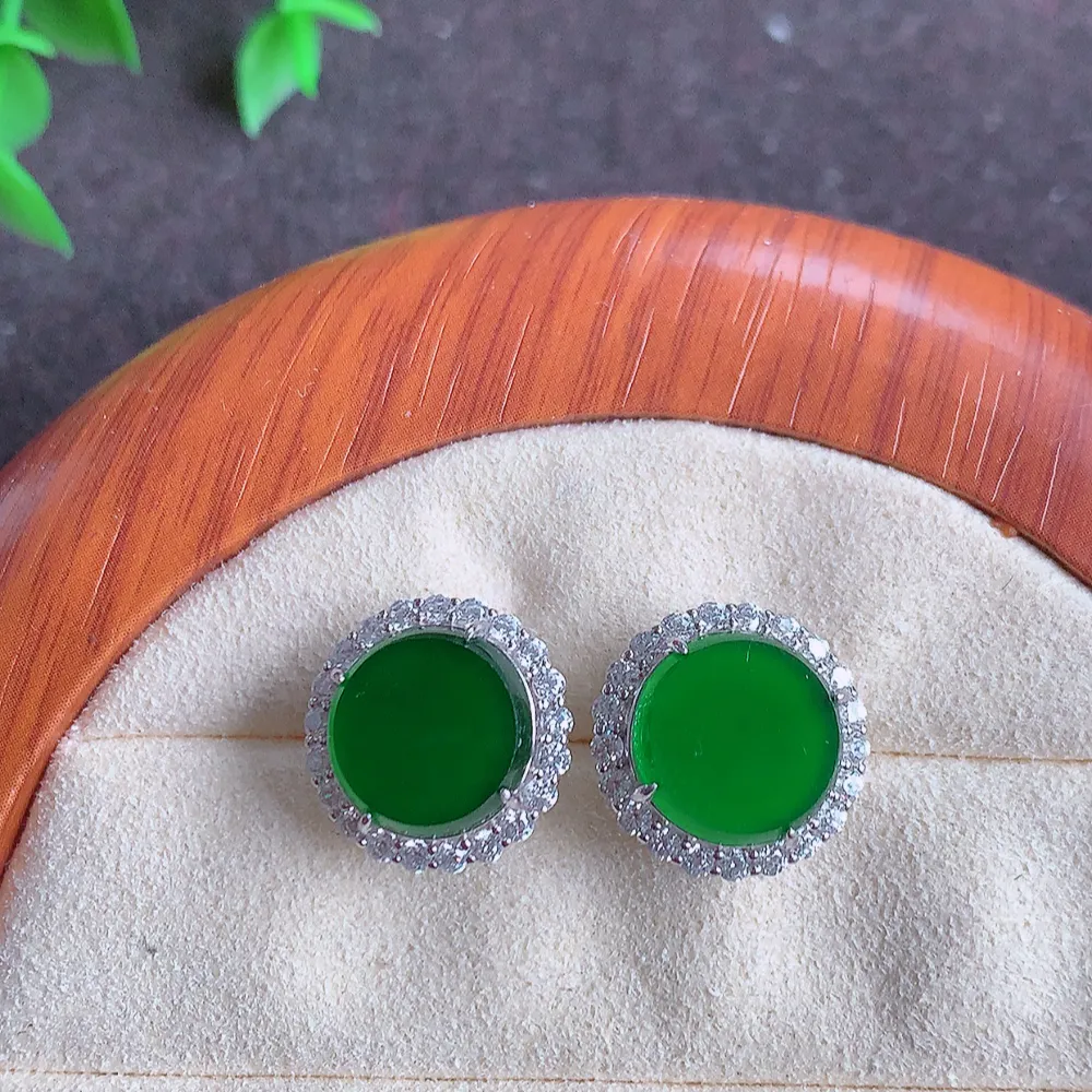 冰透满绿翡翠925银镶嵌耳钉，自然光实拍，翠色灵动，颜色漂亮，种老水足，品相佳，佩戴佳品！W815.28  整体尺寸：14.5-8mm   裸石尺寸：11mm