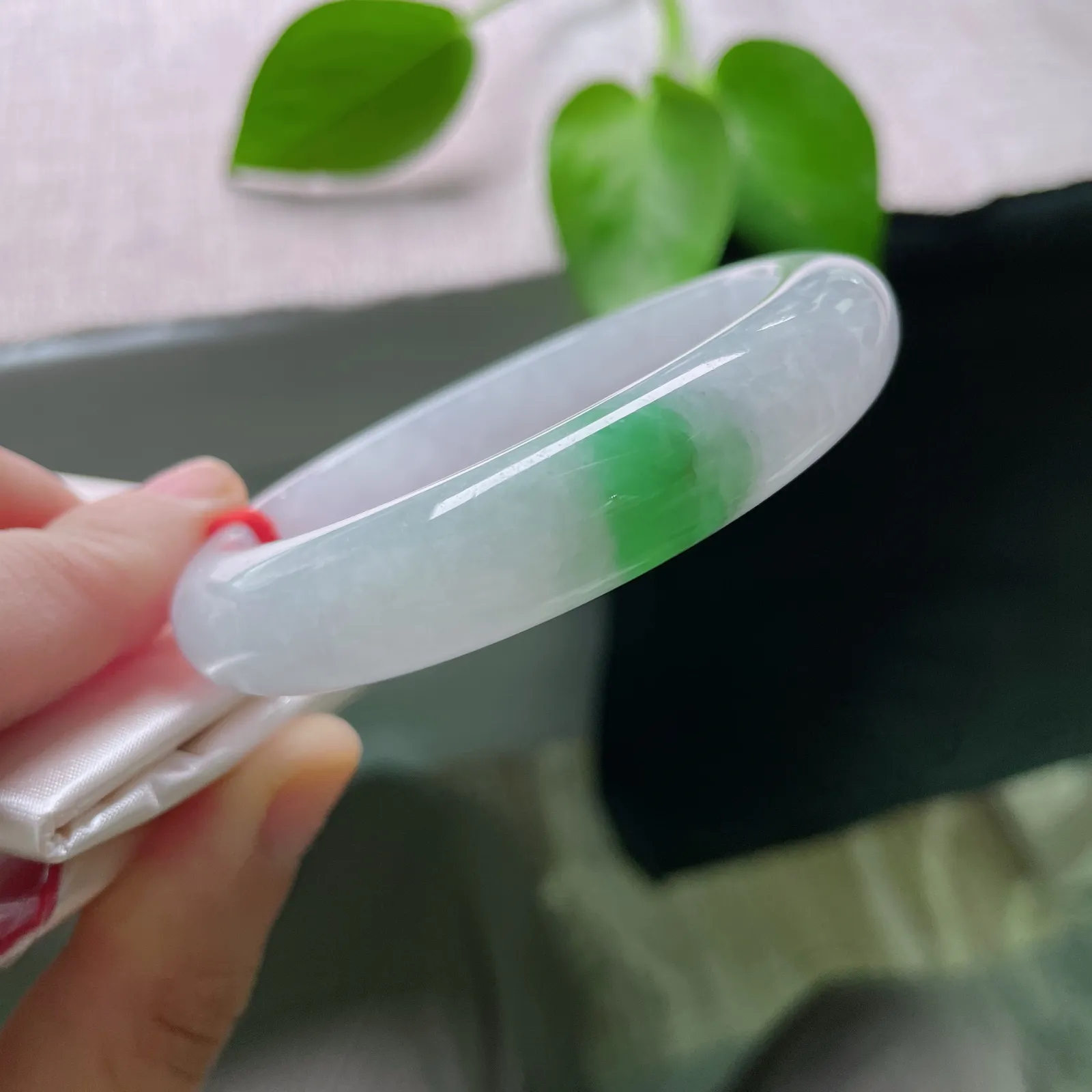 55.3/12/8.6。白底青正圈，种老，以素净底色承载赤诚，以鲜活青绿点亮日常。一点皮纹