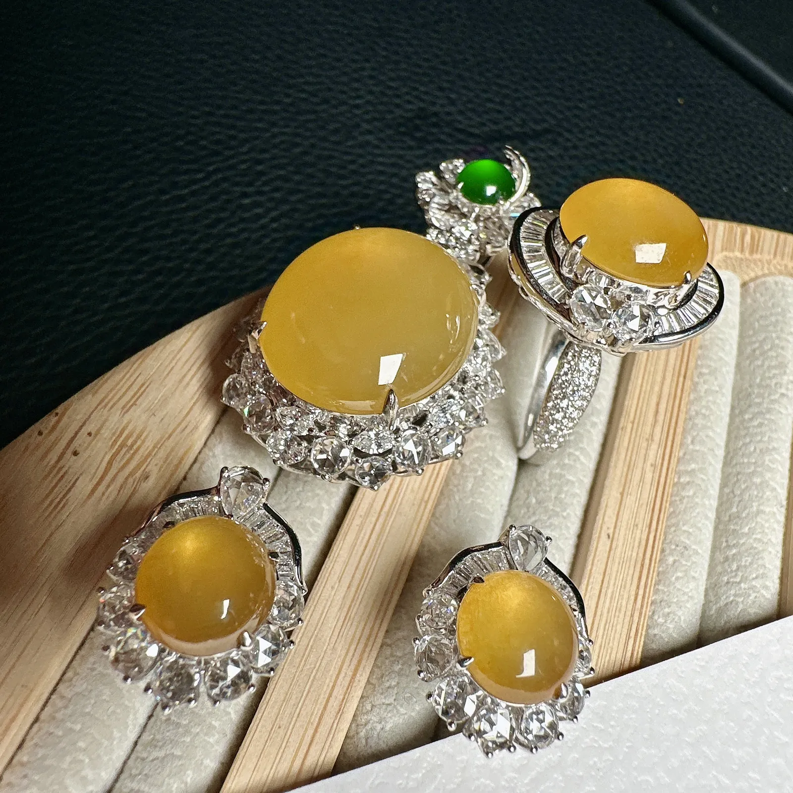 冰黄老坑首饰三件套，裸石尺寸项链20.2*17.4*8mm，戒指12.5*11*5.2毫米，耳钉9.5*9.1*4.3mm