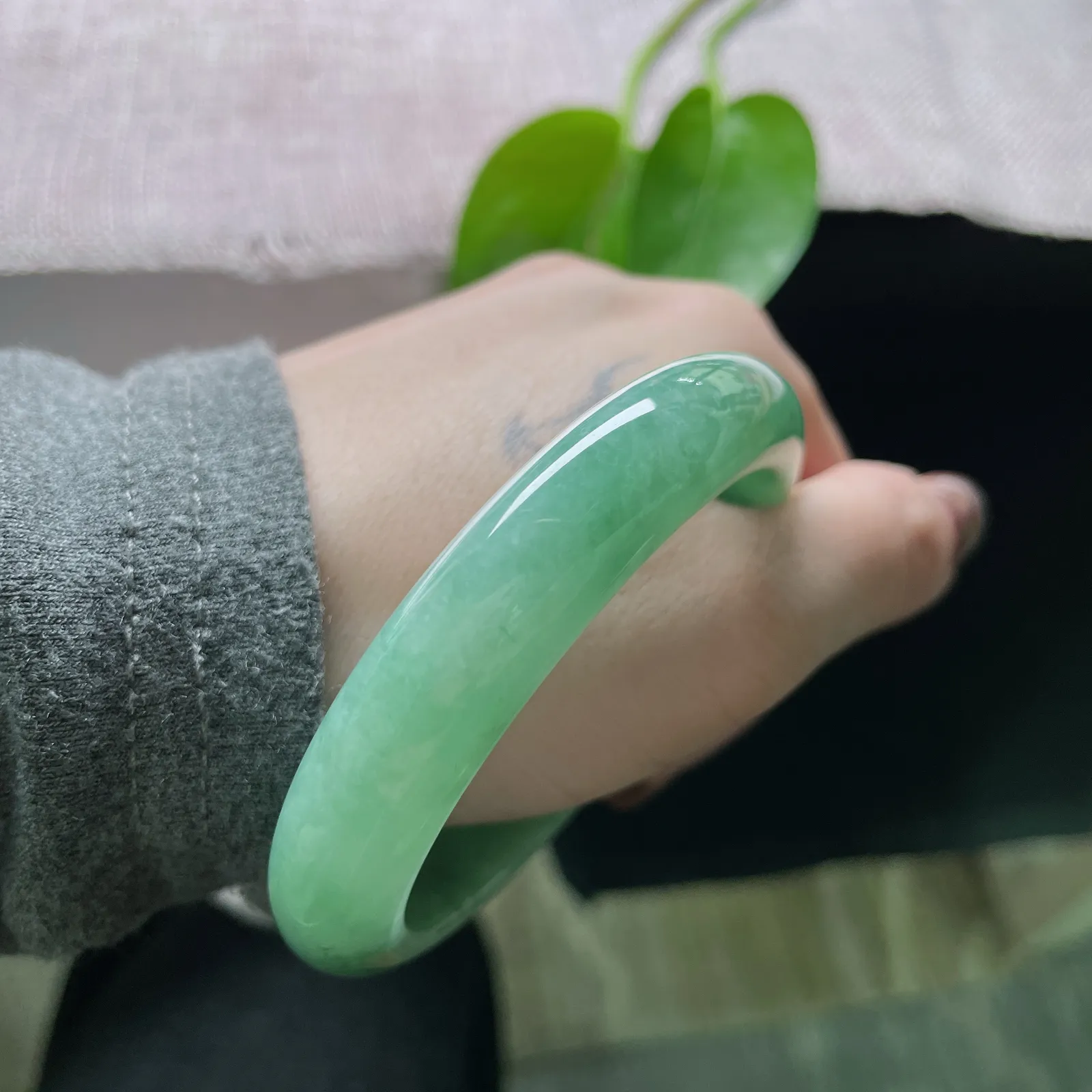 56.9/12.2/8.3，满绿正圈，水润，料子细腻，翠色鲜艳夺目，光彩照人，皮纹