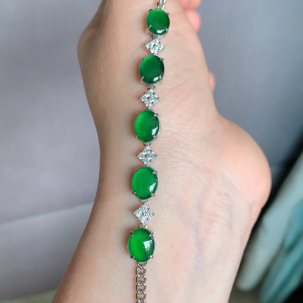 冰润满绿翡翠手链，水水润润，珠圆玉润，颜色鲜艳，妙明清净，清秀高雅，佩戴效果优雅迷人！性价比超值 W815.28  取一尺寸：9-7-4.4mm  裸石尺寸：9-7mm