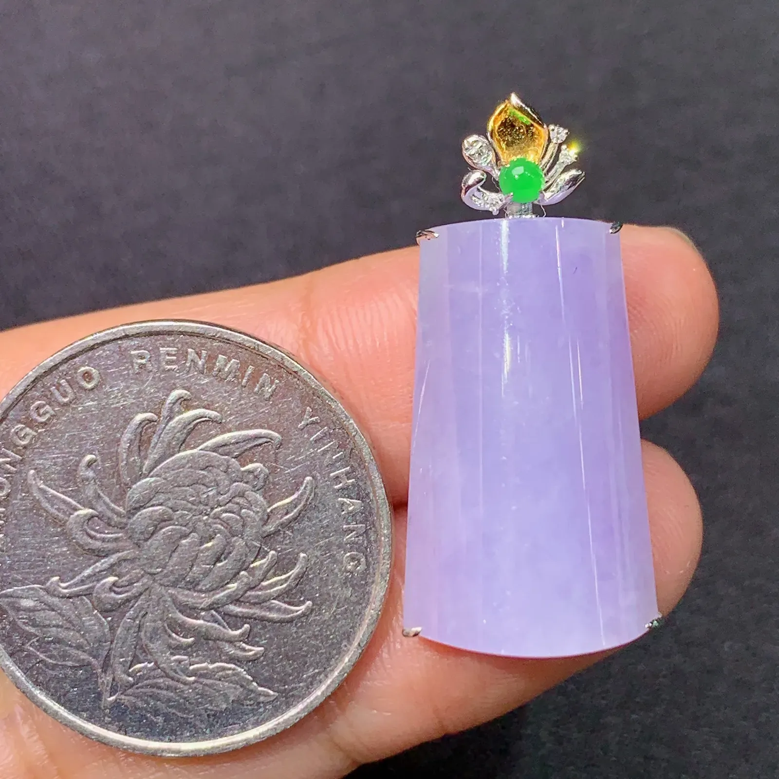 紫罗兰无事牌吊坠，18k金镶嵌，温润细腻，颜色鲜艳，Xi0 尺寸29.4*14.1*7.5