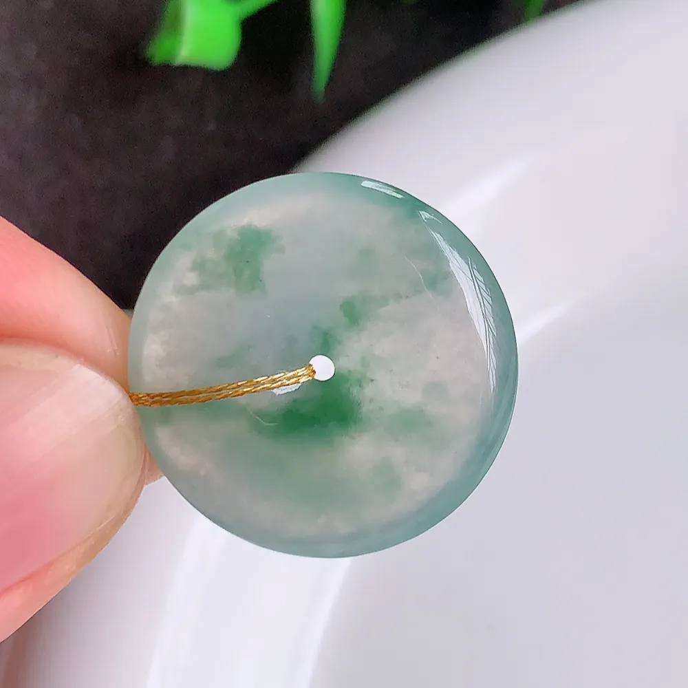 冰润飘花平安扣吊坠，厚装饱满，冰润剔透，细腻水足，种质润泽，飘花灵动，佩戴优雅大气，W400.28   尺寸：23-4.6mm