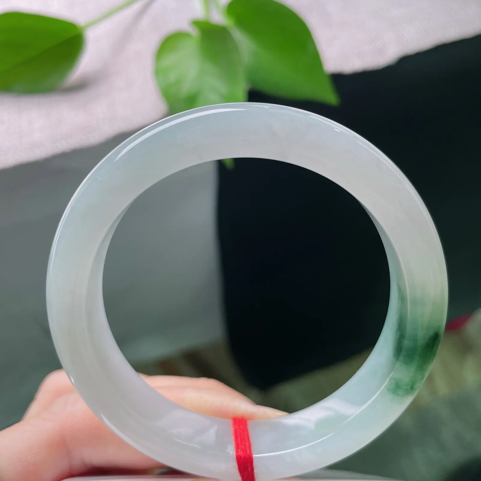 54.3/12.2/8.3，飘花正圈，半是清透半是雅。冰底是时光淬炼的纯净，飘花是自然勾勒的惊喜