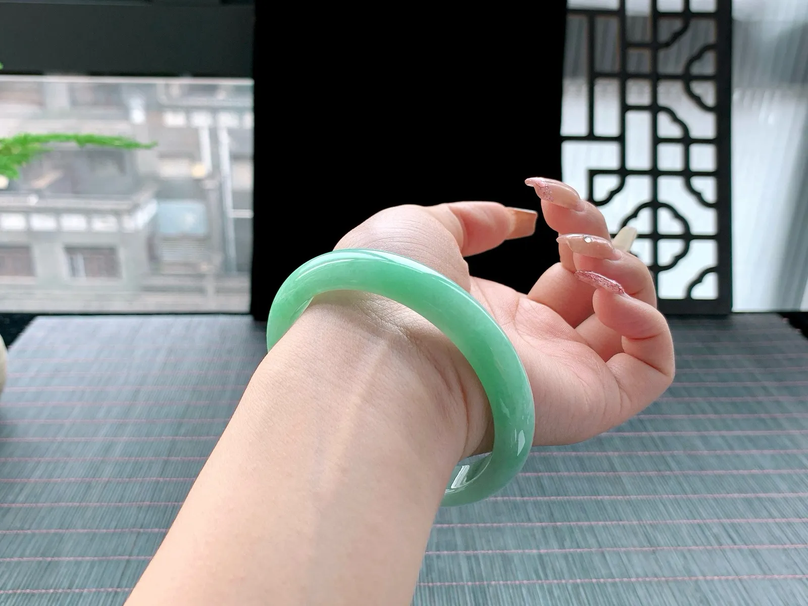 果绿正圈手镯
尺寸：60.5-12.3-7.7