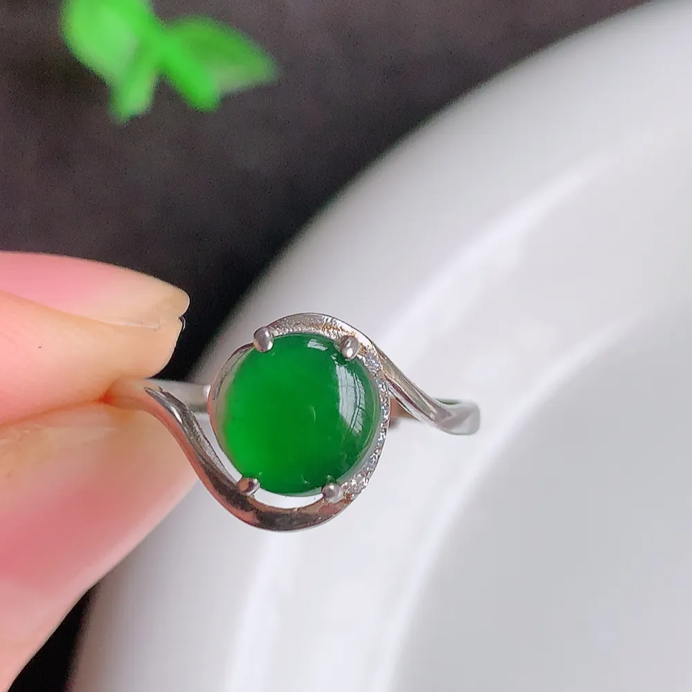 冰润满绿精美翡翠戒指  玉质细腻  冰清玉润  飘花灵动  颜色漂亮  W815.28 尺寸：18-