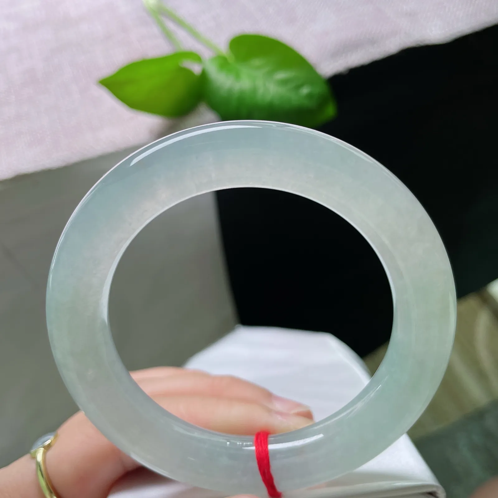 57.3/11.7，冰晴底圆条，清透立骨，柔和养韵，像一句未说尽的诗，留白处皆是余味