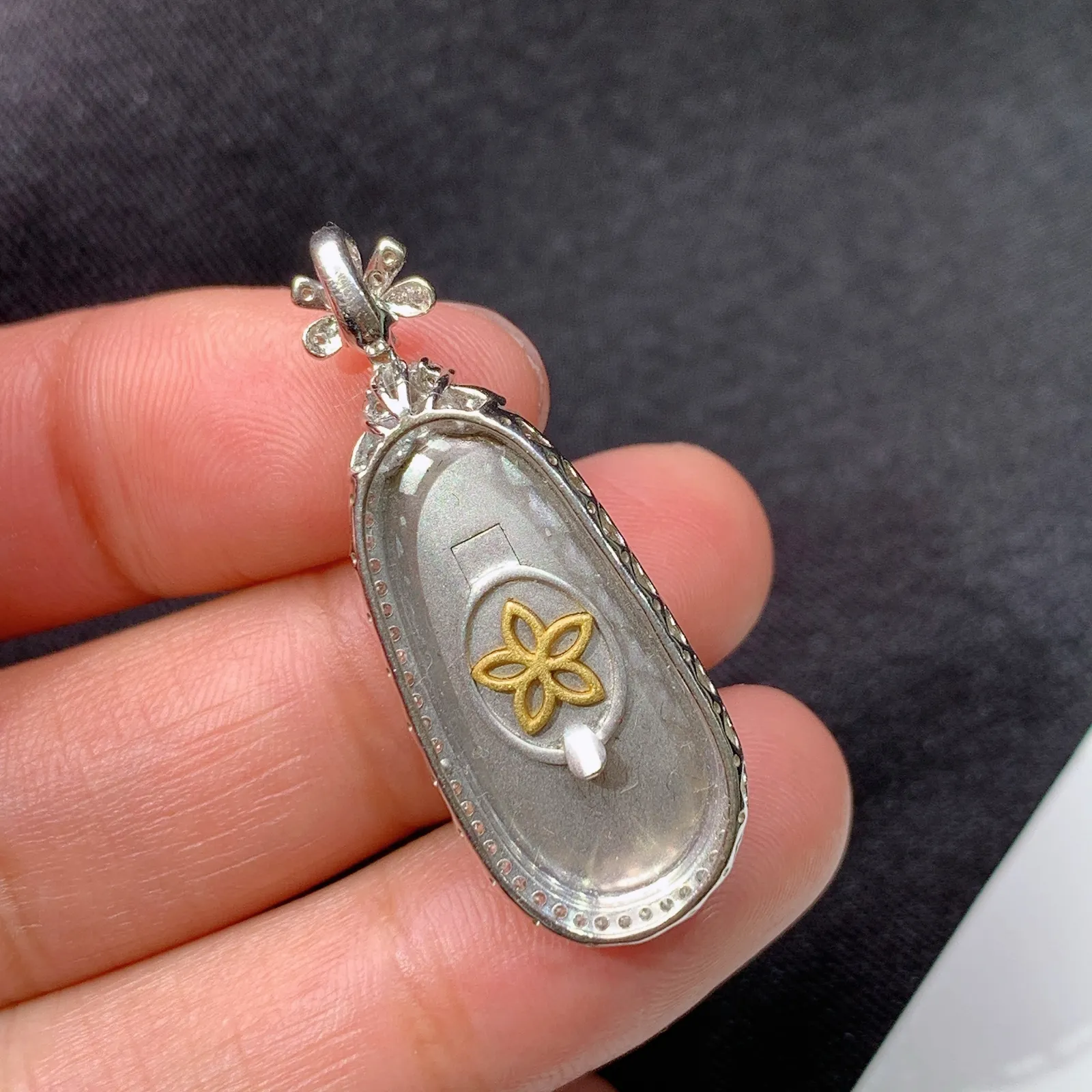 冰飘绿福豆吊坠，18k金钻镶嵌，冰润饱满，玉质细腻，种水足，Tl整体尺寸34.8*13*7.8